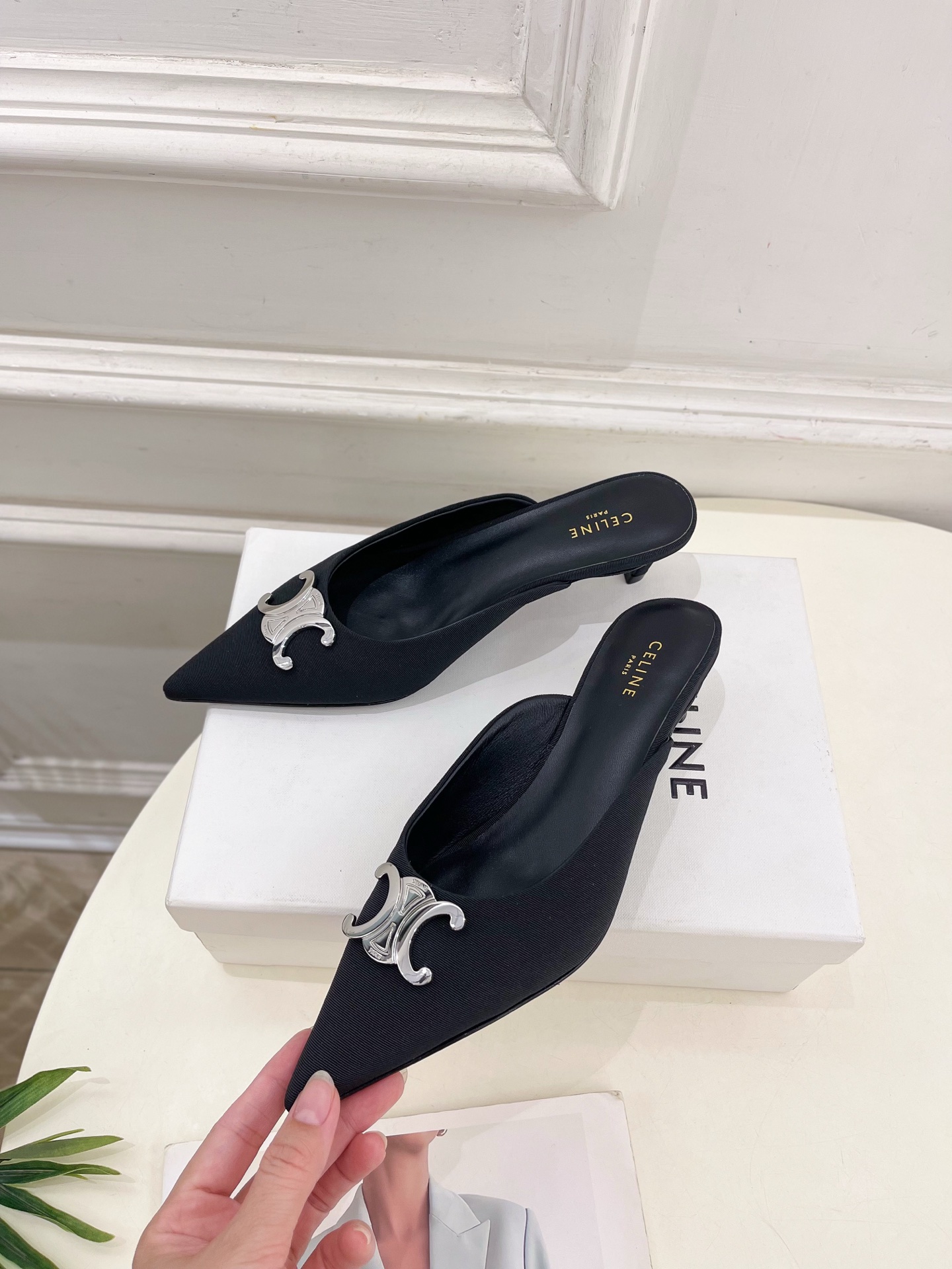 CELINE  | 赛琳  25 𝐬𝐬 

💛2025春夏最新爆款 ALMA TRIOMPHE凯旋门尖头