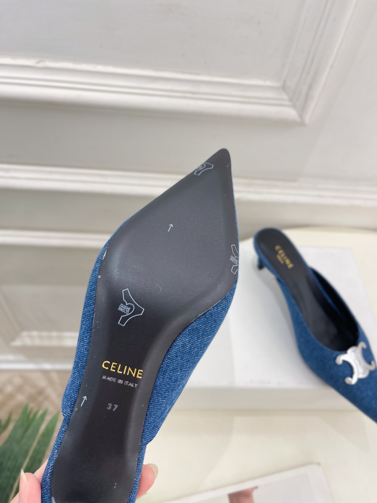 CELINE | 赛琳 25 𝐬𝐬
💛2025春夏最新爆款 ALMA TRIOMPHE凯旋门尖头