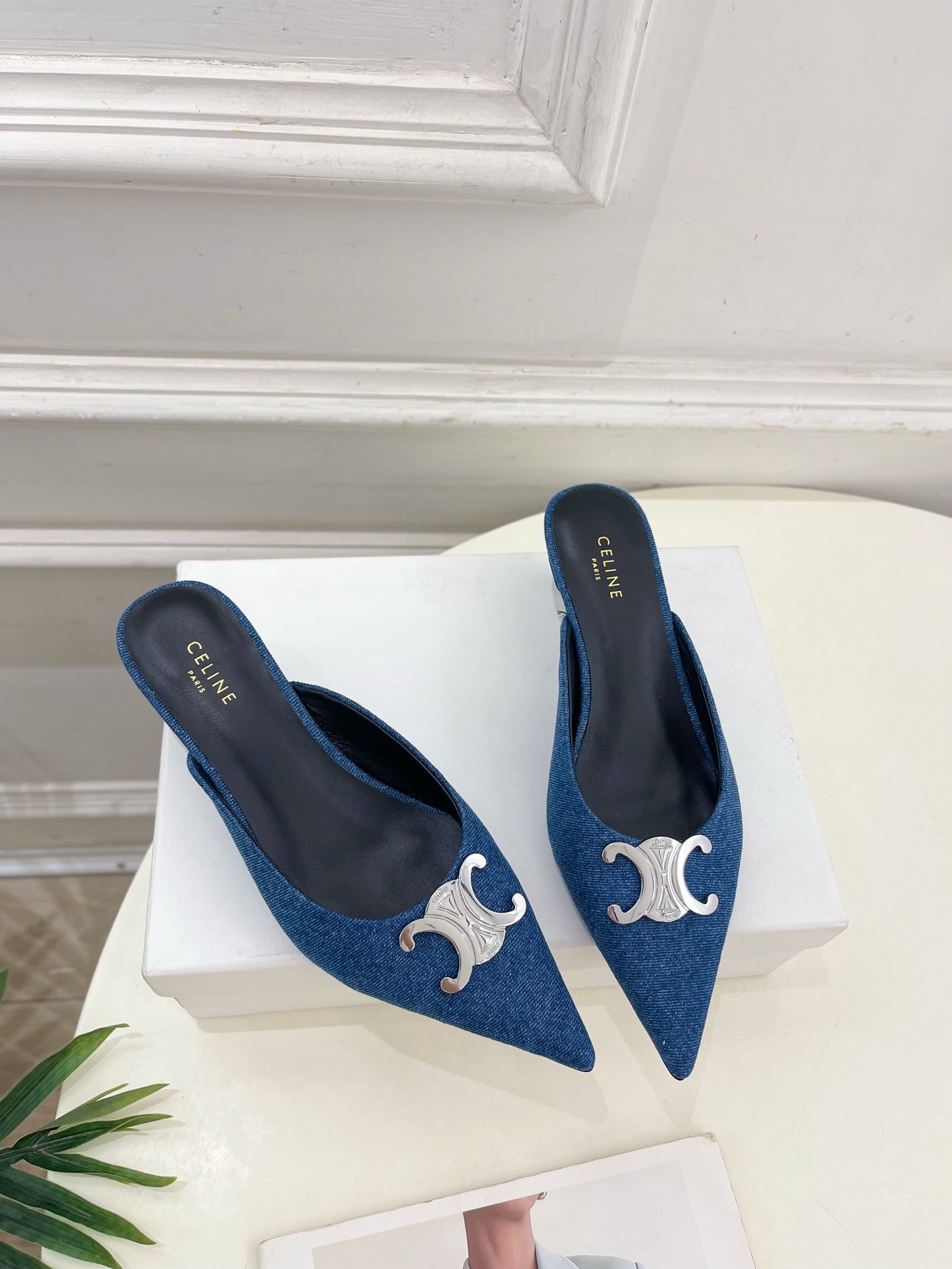 CELINE | 赛琳 25 𝐬𝐬
💛2025春夏最新爆款 ALMA TRIOMPHE凯旋门尖头