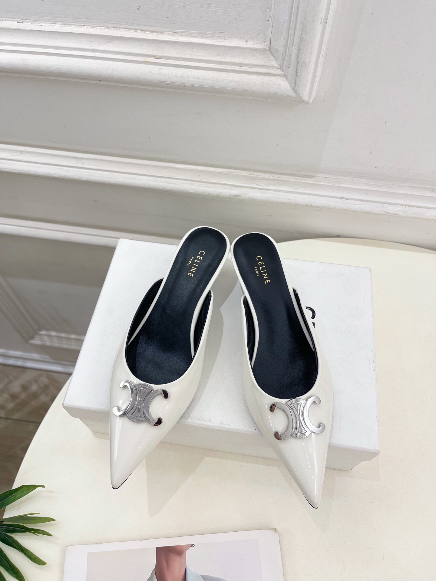 CELINE  | 赛琳  25 𝐬𝐬 

💛2025春夏最新爆款 ALMA TRIOMPHE凯旋门尖头