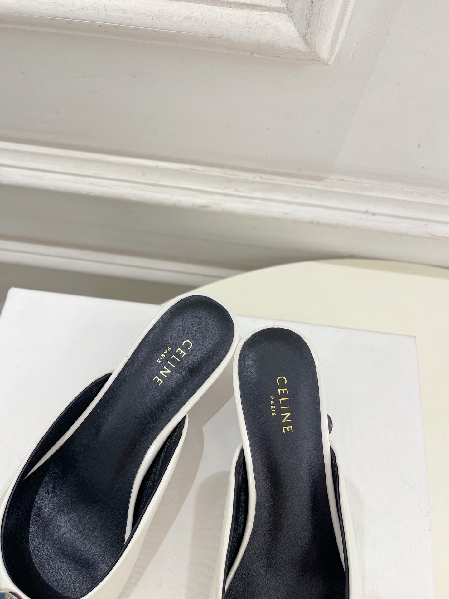 CELINE  | 赛琳  25 𝐬𝐬 

💛2025春夏最新爆款 ALMA TRIOMPHE凯旋门尖头