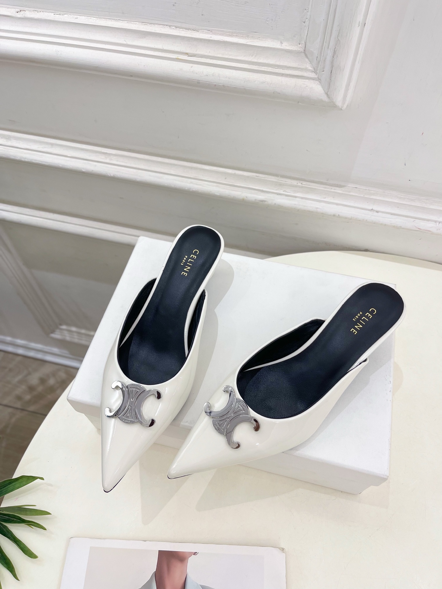 CELINE  | 赛琳  25 𝐬𝐬 

💛2025春夏最新爆款 ALMA TRIOMPHE凯旋门尖头