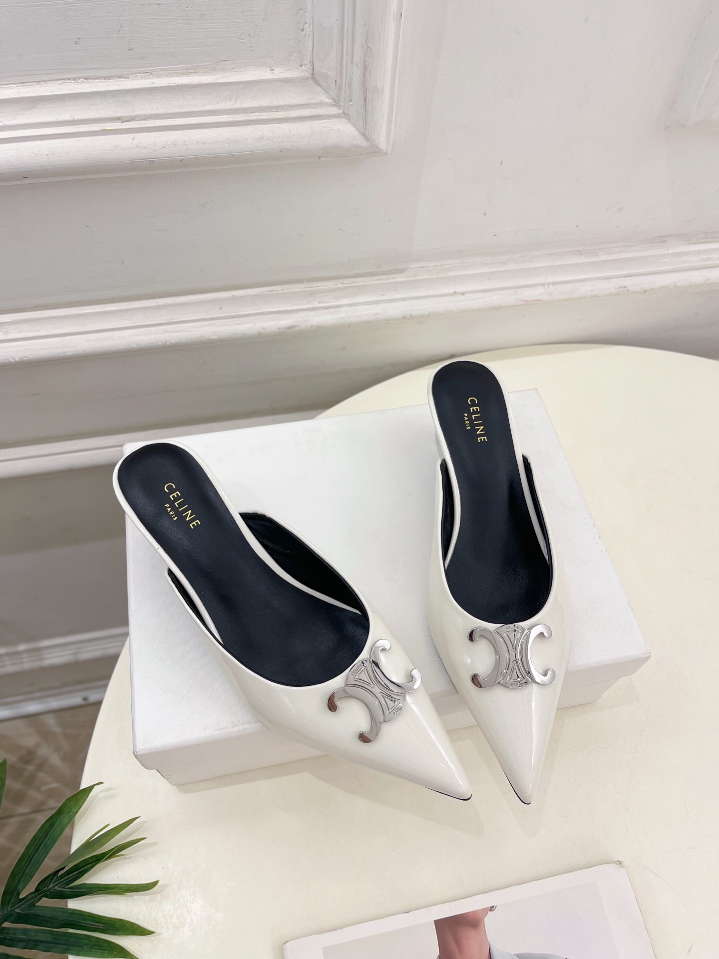 CELINE  | 赛琳  25 𝐬𝐬 

💛2025春夏最新爆款 ALMA TRIOMPHE凯旋门尖头