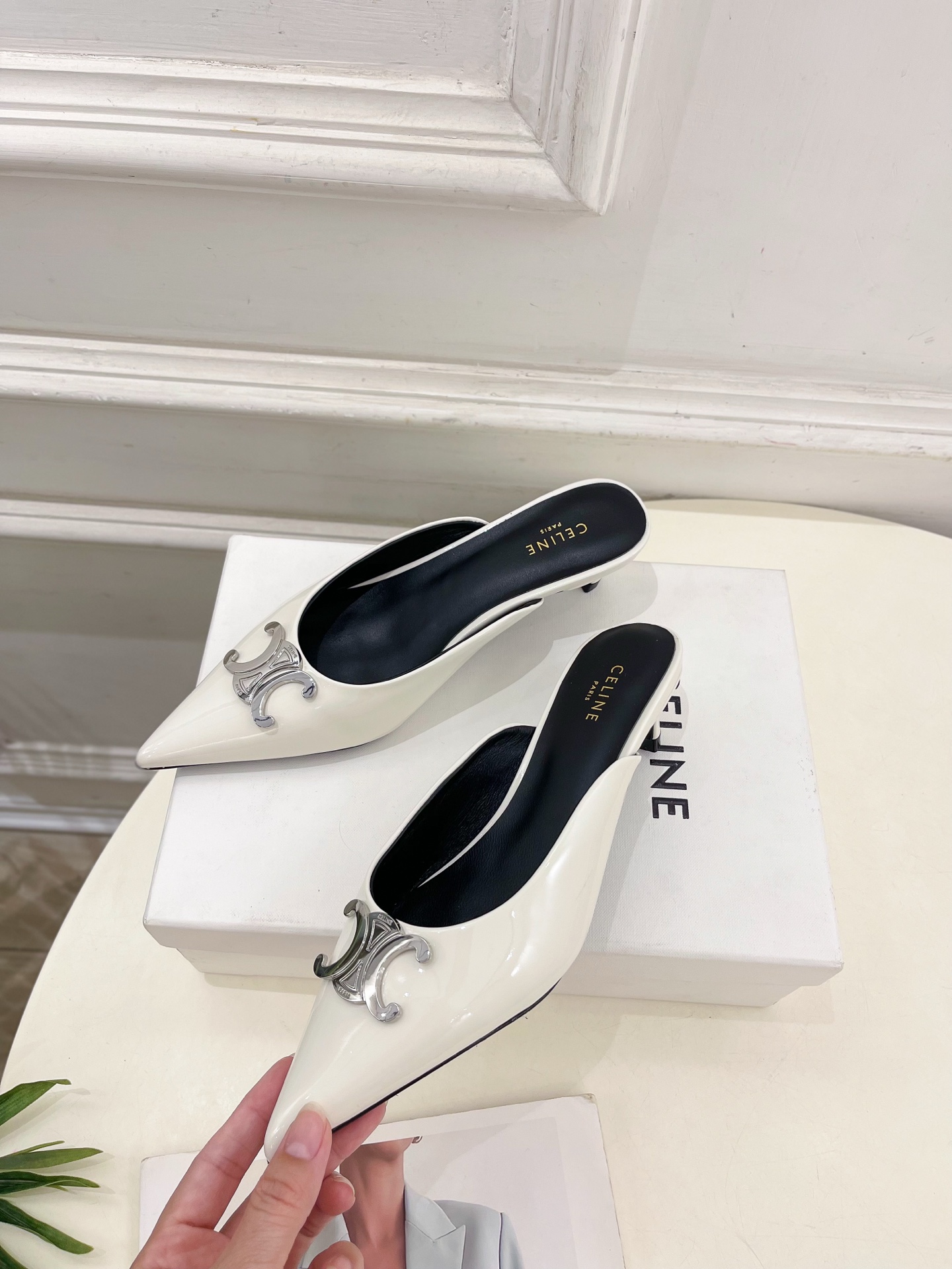 CELINE  | 赛琳  25 𝐬𝐬 

💛2025春夏最新爆款 ALMA TRIOMPHE凯旋门尖头