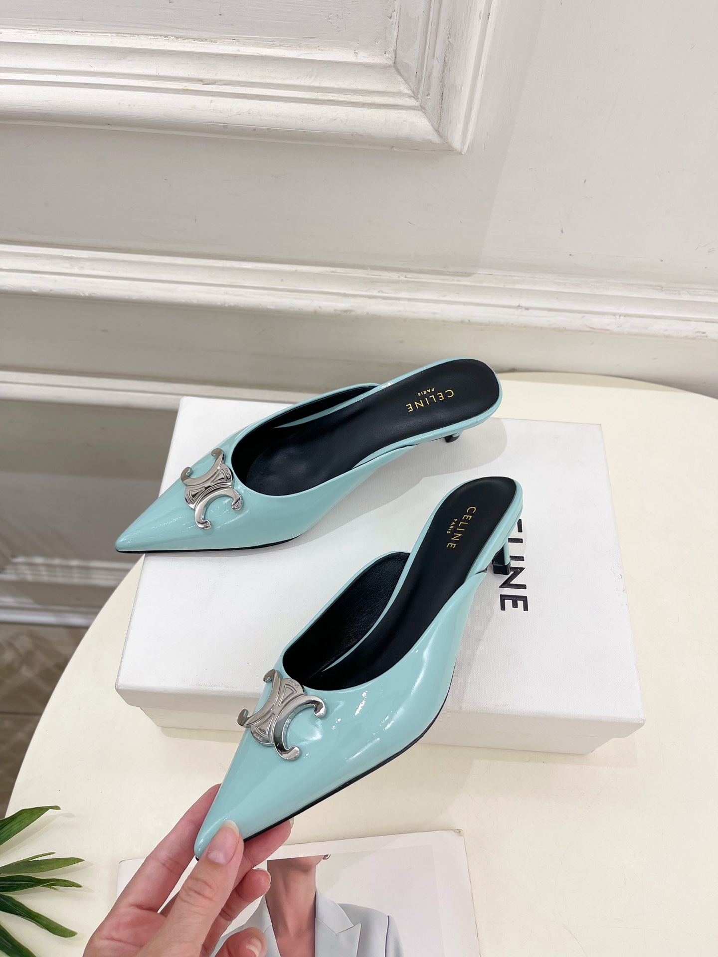 CELINE  | 赛琳  25 𝐬𝐬 

💛2025春夏最新爆款 ALMA TRIOMPHE凯旋门尖头