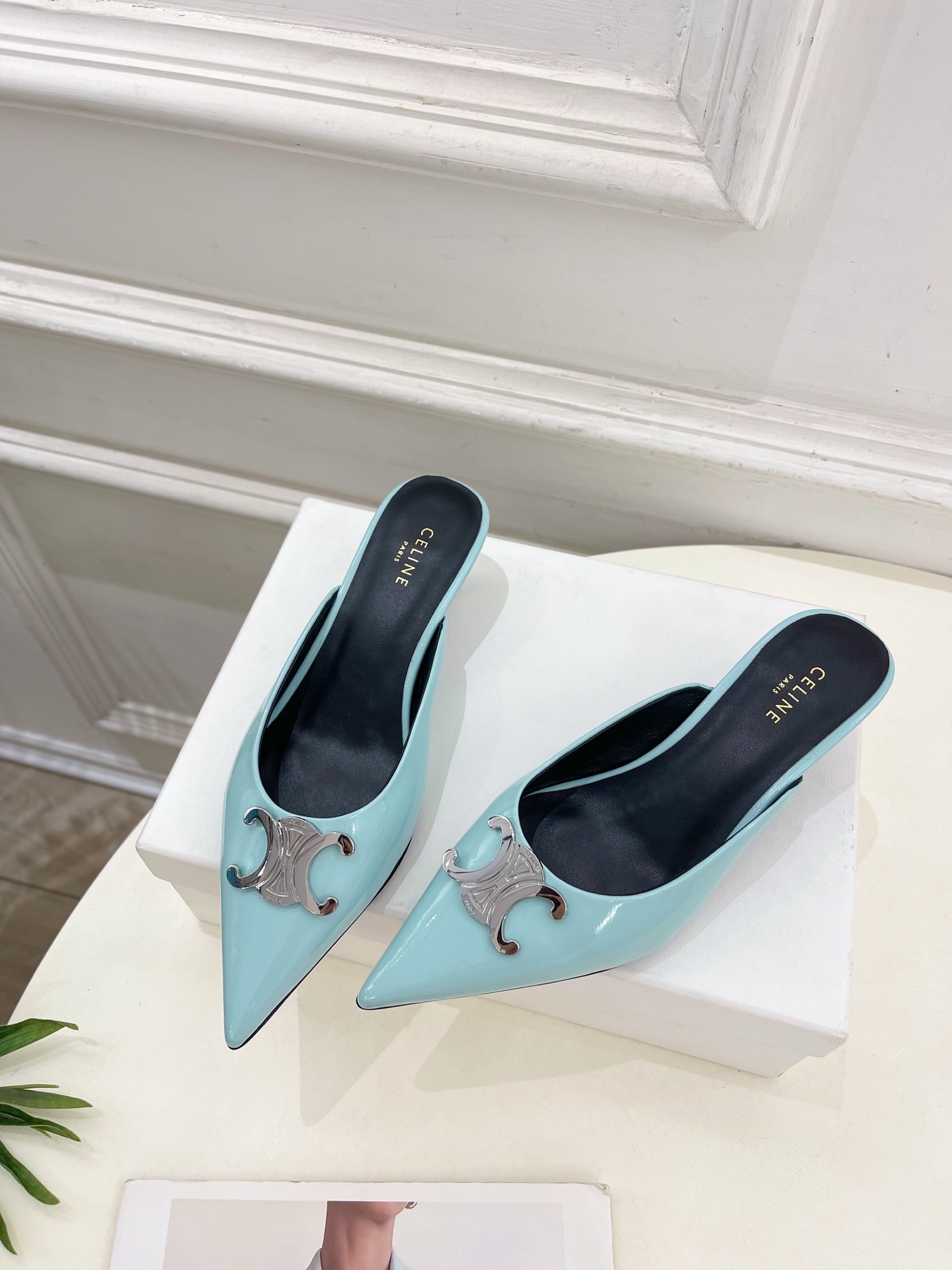 CELINE  | 赛琳  25 𝐬𝐬 

💛2025春夏最新爆款 ALMA TRIOMPHE凯旋门尖头