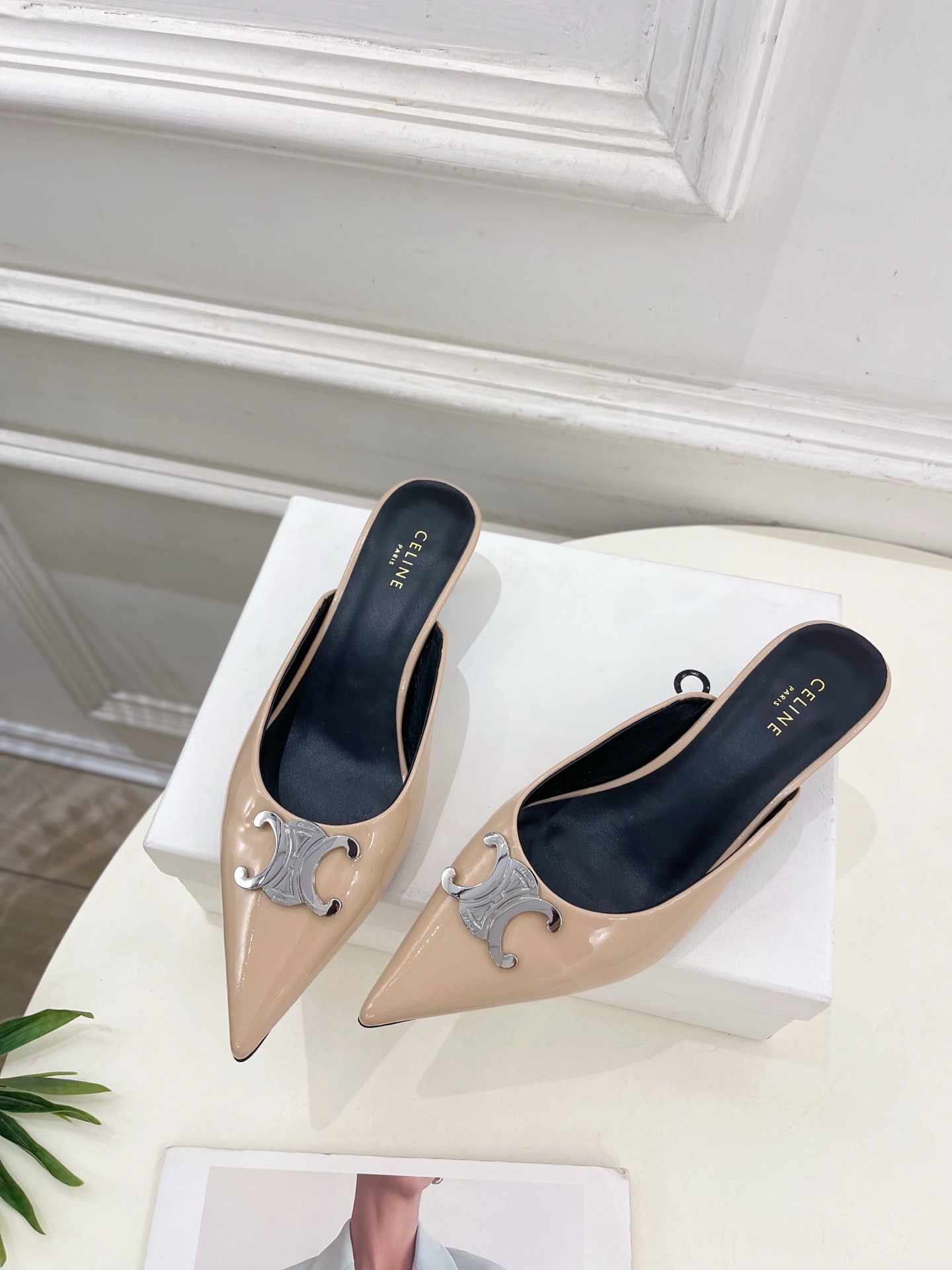 CELINE  | 赛琳  25 𝐬𝐬 

💛2025春夏最新爆款 ALMA TRIOMPHE凯旋门尖头