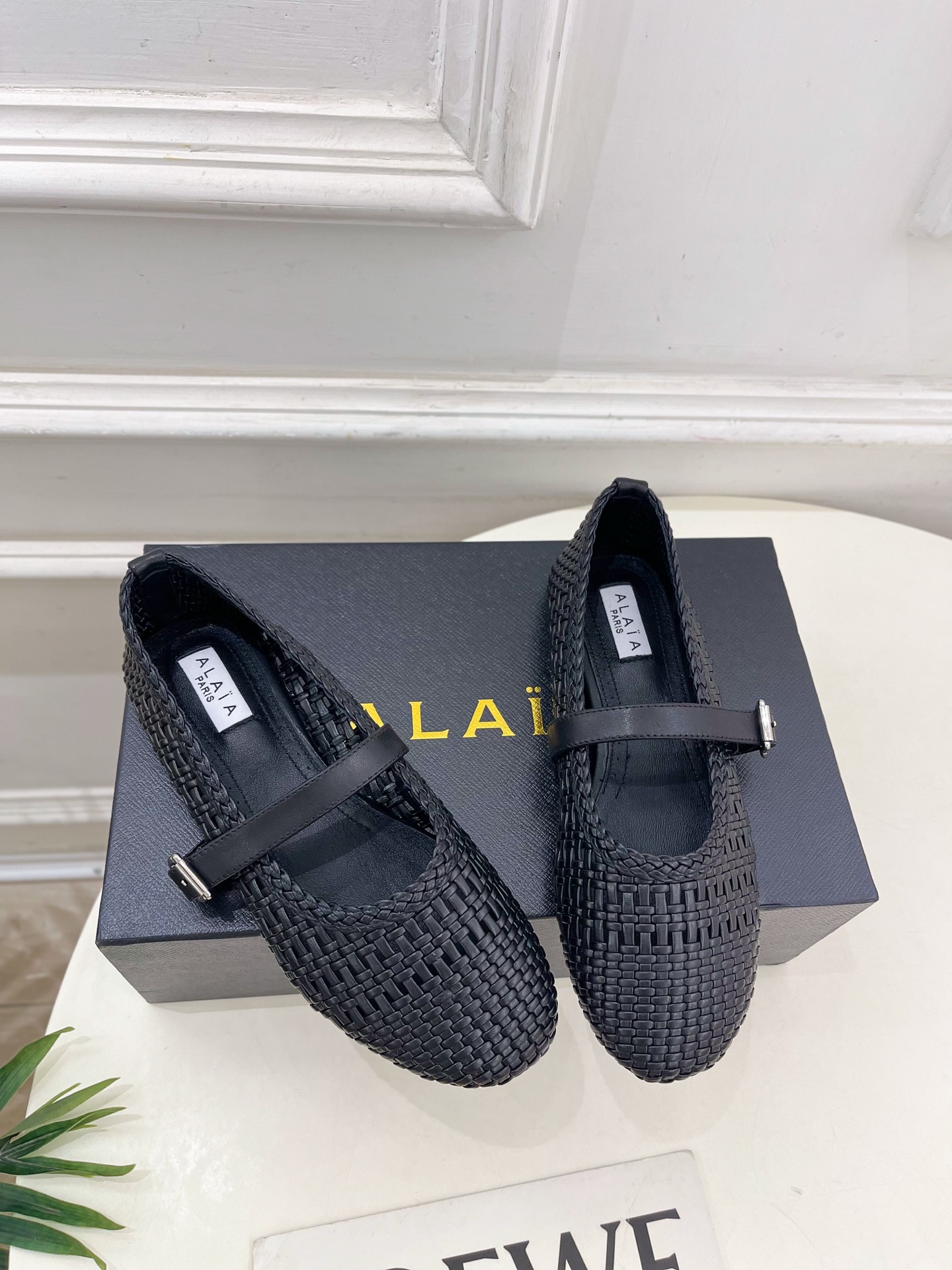 ALAÏA 阿莱亚25SS春夏新品 镂空编织玛丽珍平底鞋
—————————
Alaïa作为这两年最受欢