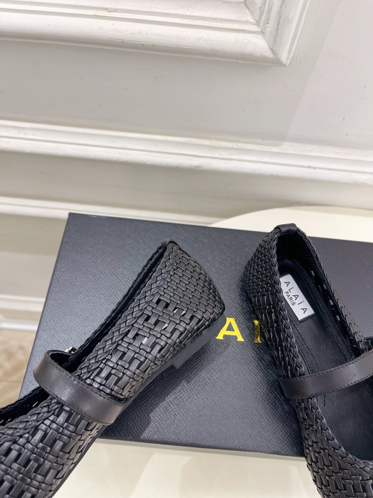 ALAÏA 阿莱亚25SS春夏新品 镂空编织玛丽珍平底鞋
—————————
Alaïa作为这两年最受欢