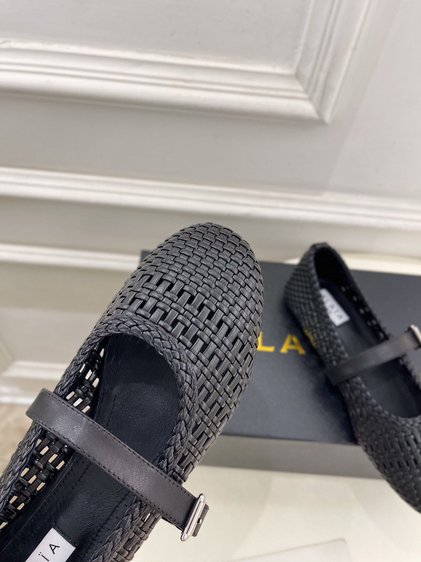ALAÏA 阿莱亚25SS春夏新品 镂空编织玛丽珍平底鞋
—————————
Alaïa作为这两年最受欢