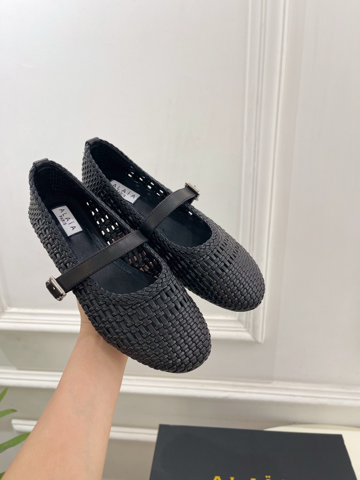 ALAÏA 阿莱亚25SS春夏新品 镂空编织玛丽珍平底鞋
—————————
Alaïa作为这两年最受欢