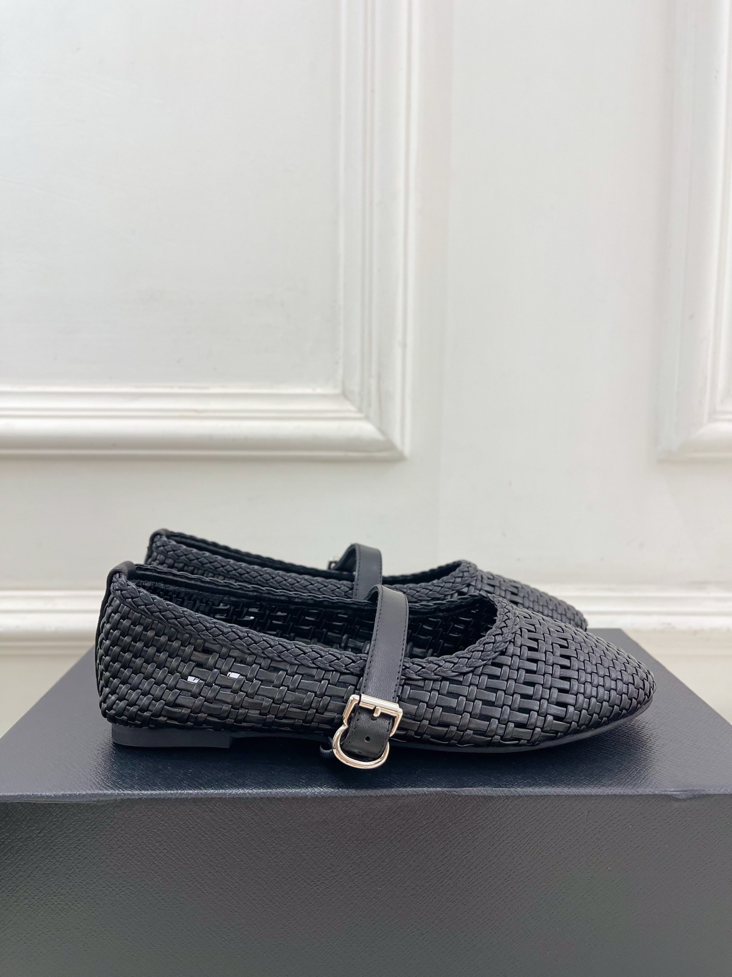 ALAÏA 阿莱亚25SS春夏新品 镂空编织玛丽珍平底鞋
—————————
Alaïa作为这两年最受欢