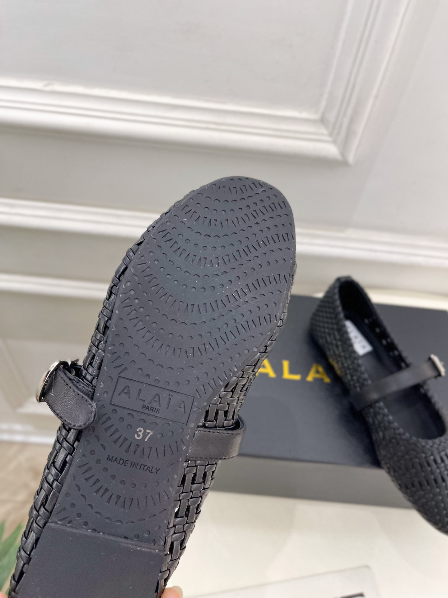 ALAÏA 阿莱亚25SS春夏新品 镂空编织玛丽珍平底鞋
—————————
Alaïa作为这两年最受欢