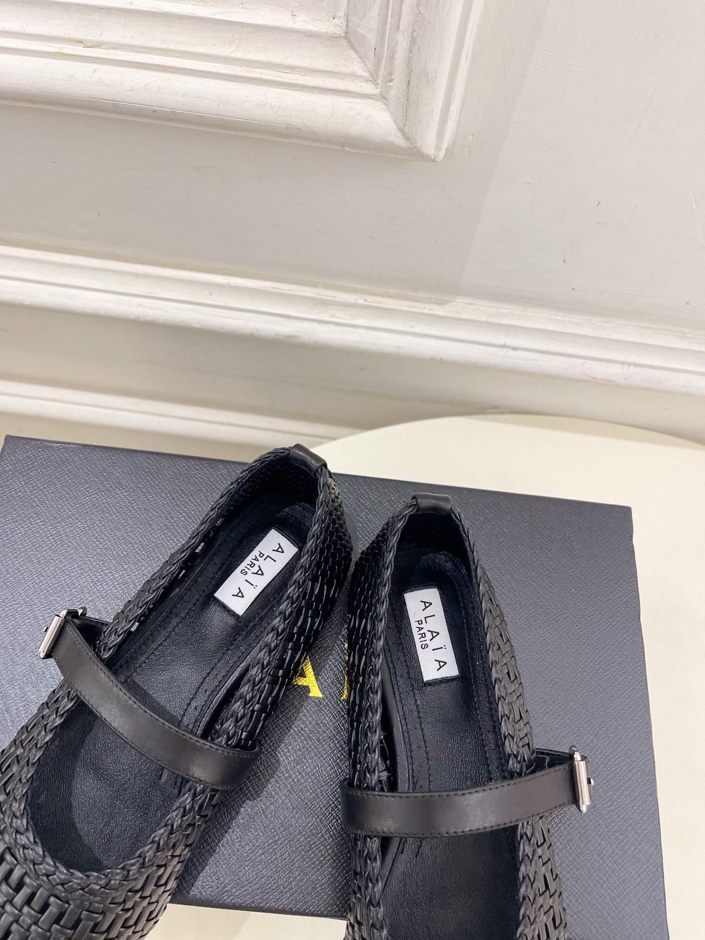 ALAÏA 阿莱亚25SS春夏新品 镂空编织玛丽珍平底鞋
—————————
Alaïa作为这两年最受欢