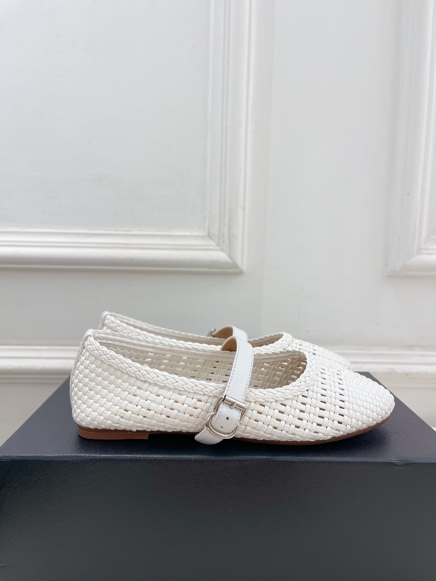 ALAÏA 阿莱亚25SS春夏新品 镂空编织玛丽珍平底鞋
—————————
Alaïa作为这两年最受欢