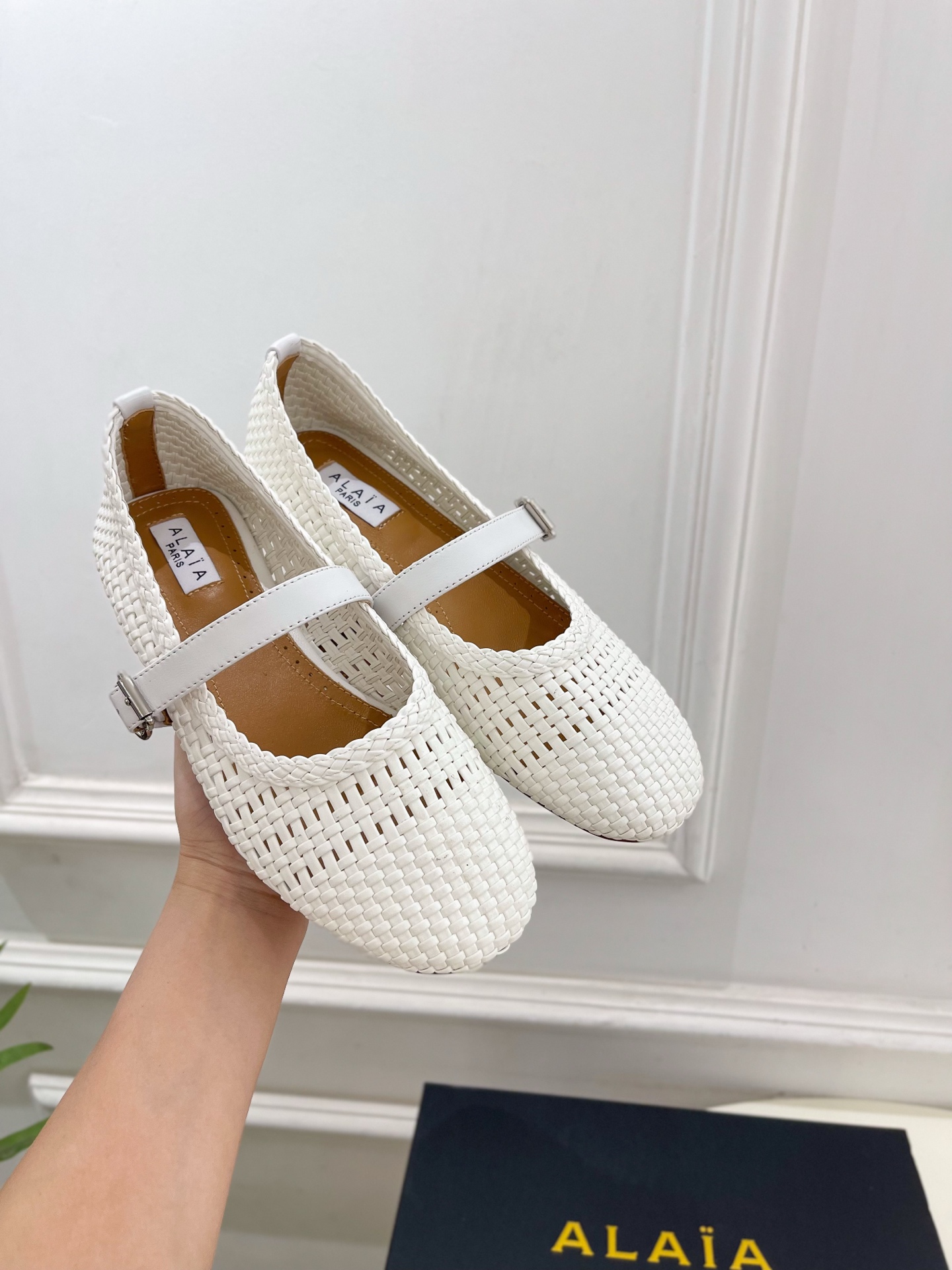 ALAÏA 阿莱亚25SS春夏新品 镂空编织玛丽珍平底鞋
—————————
Alaïa作为这两年最受欢