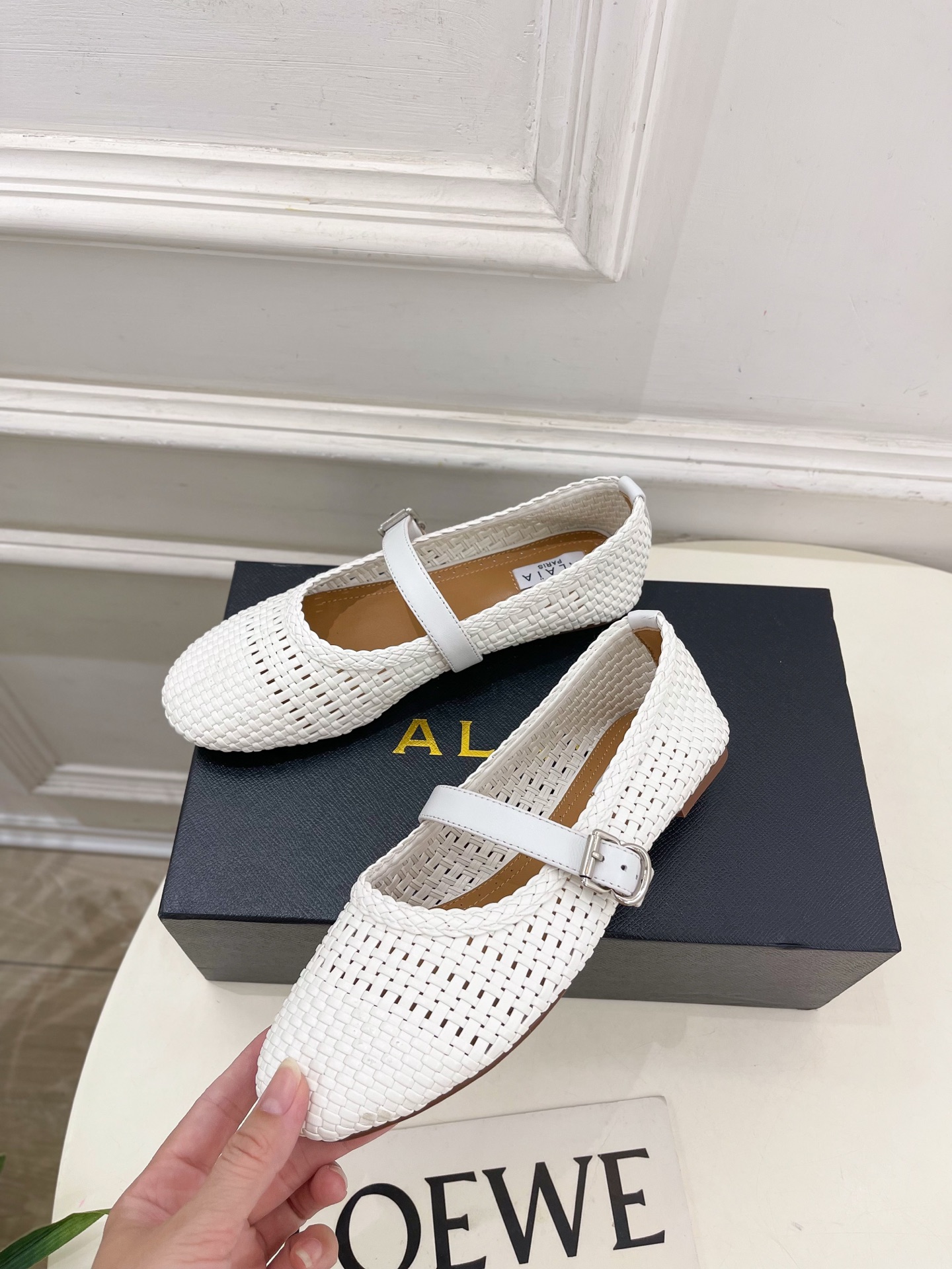 ALAÏA 阿莱亚25SS春夏新品 镂空编织玛丽珍平底鞋
—————————
Alaïa作为这两年最受欢