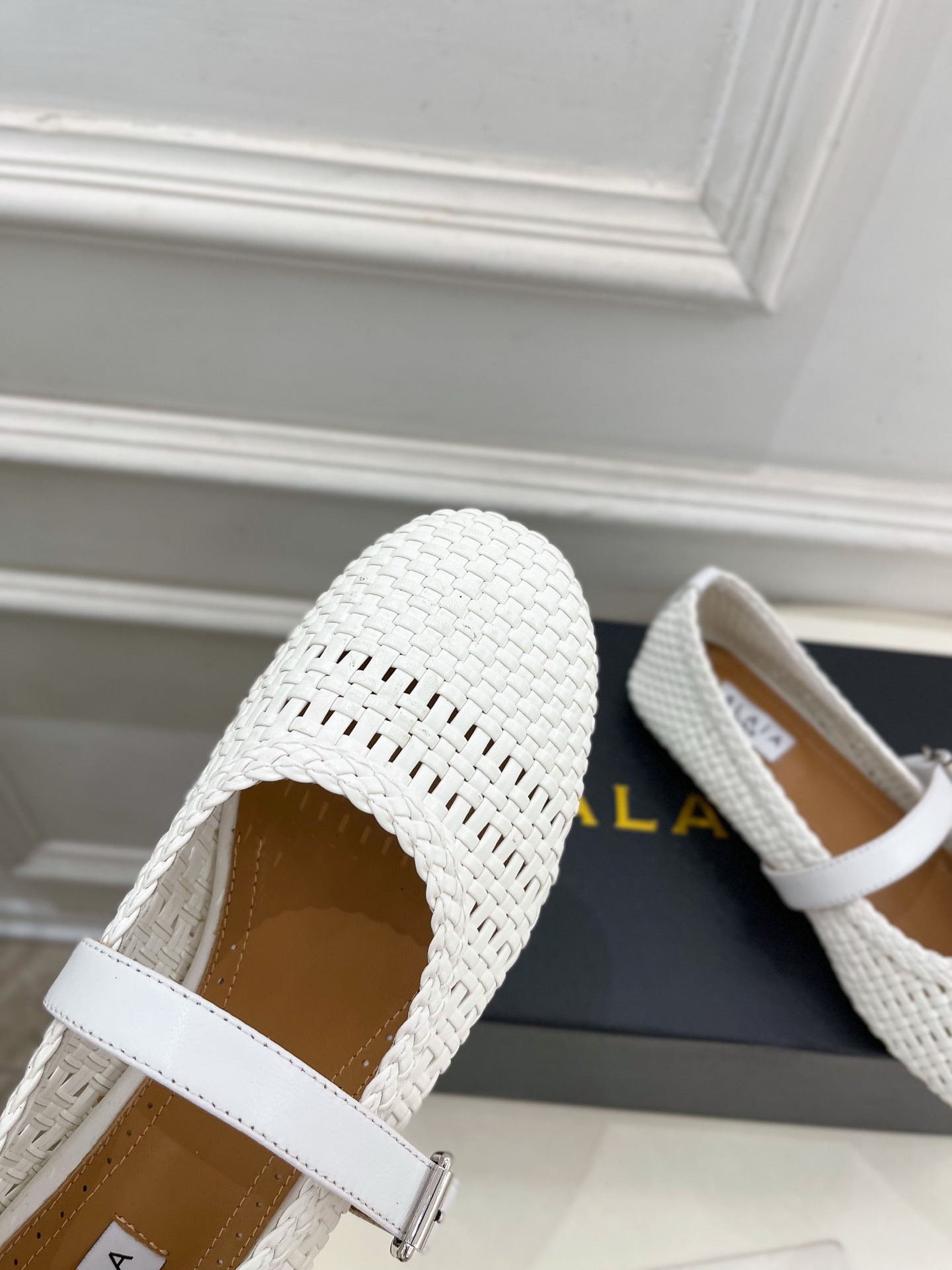 ALAÏA 阿莱亚25SS春夏新品 镂空编织玛丽珍平底鞋
—————————
Alaïa作为这两年最受欢