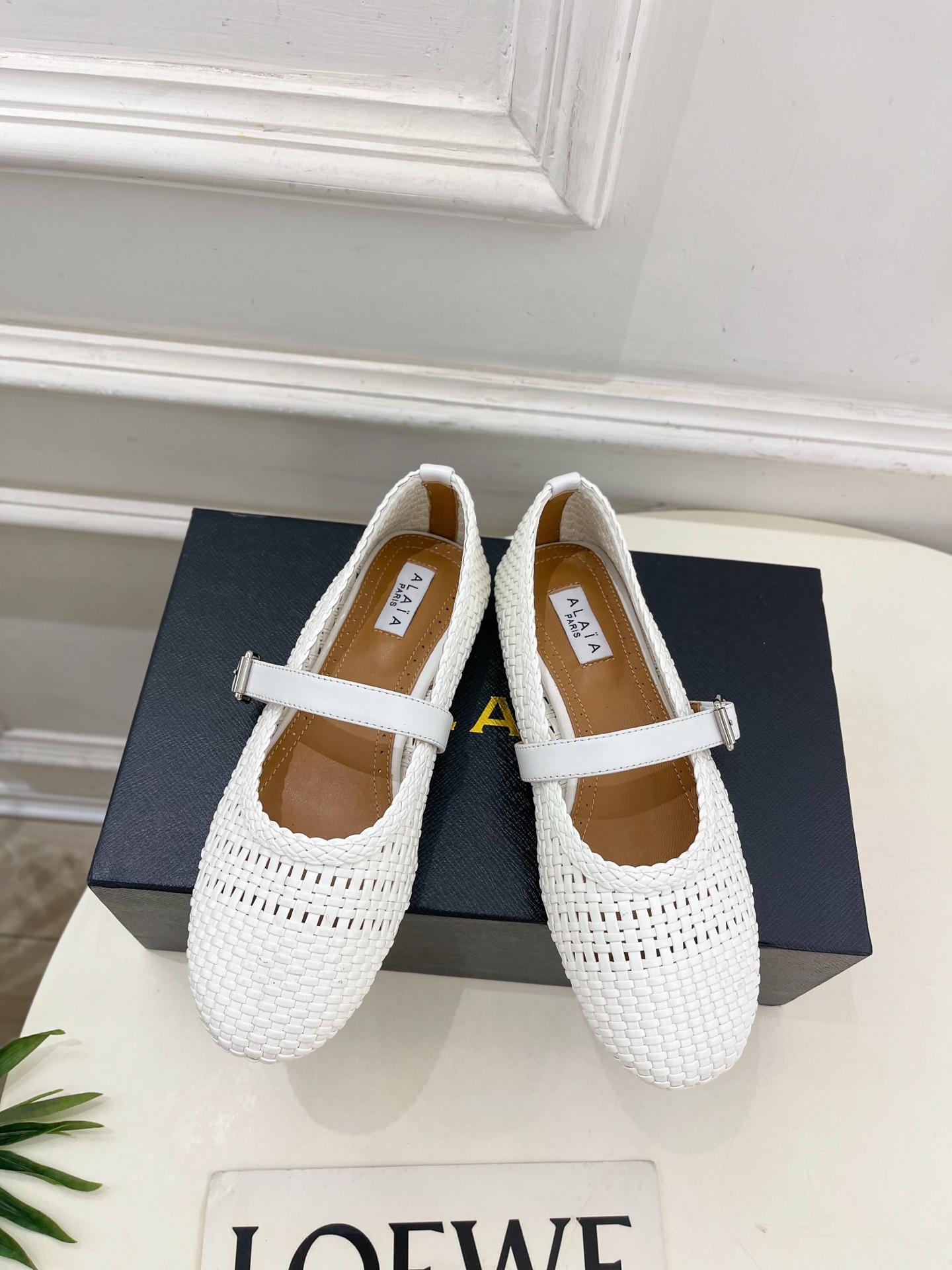 ALAÏA 阿莱亚25SS春夏新品 镂空编织玛丽珍平底鞋
—————————
Alaïa作为这两年最受欢