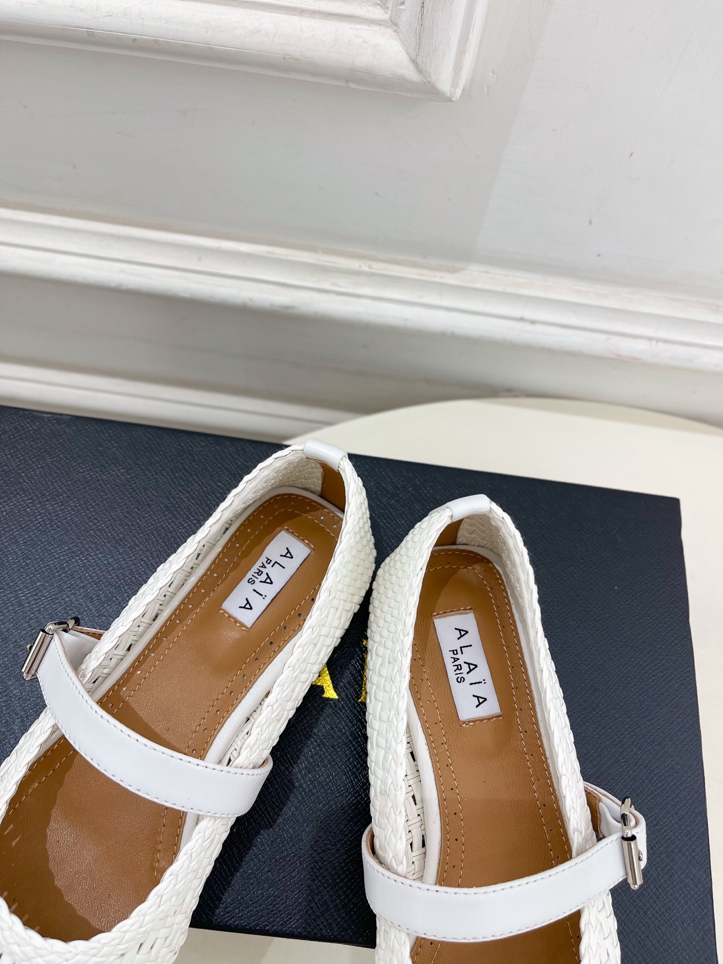 ALAÏA 阿莱亚25SS春夏新品 镂空编织玛丽珍平底鞋
—————————
Alaïa作为这两年最受欢