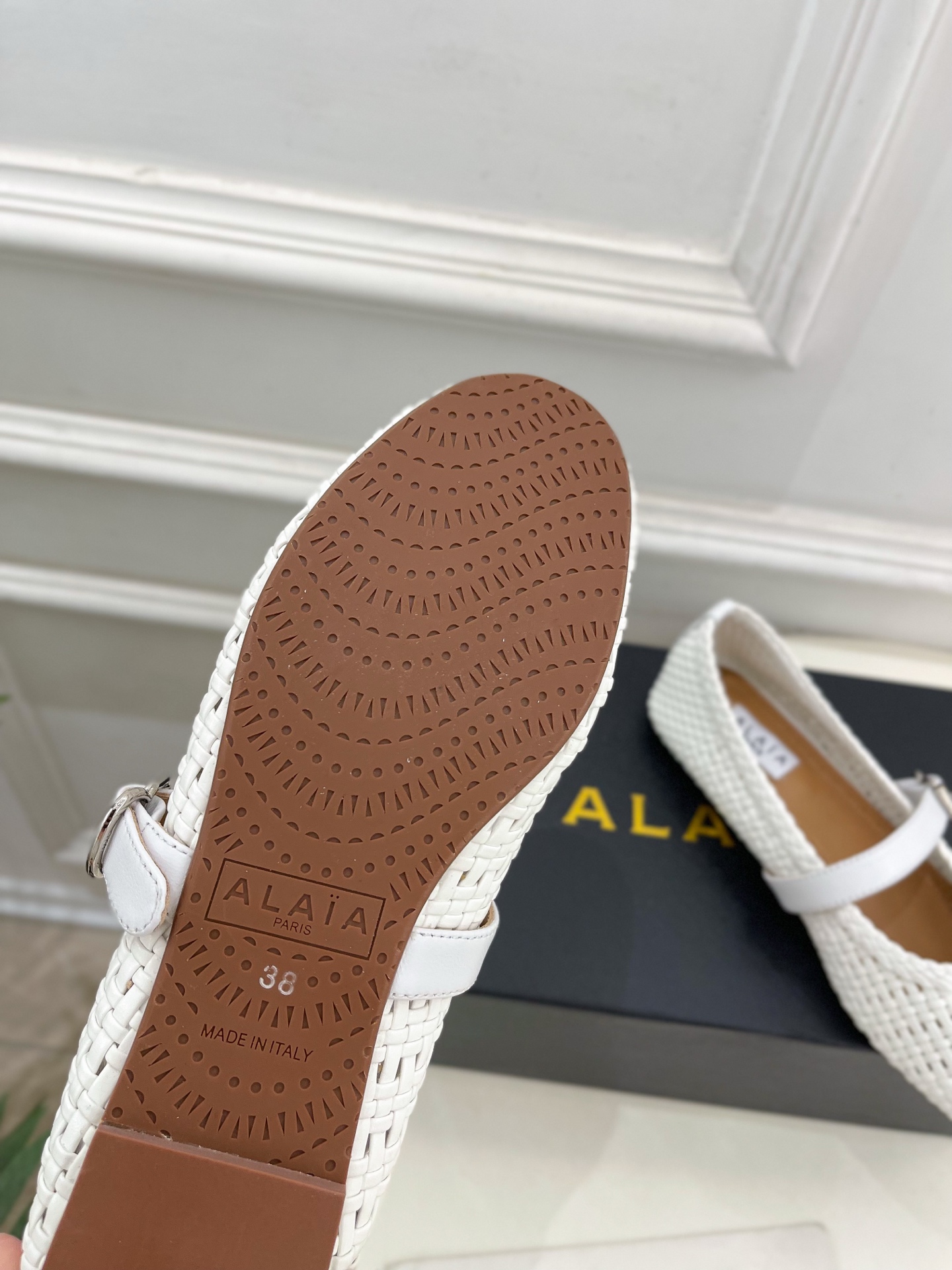 ALAÏA 阿莱亚25SS春夏新品 镂空编织玛丽珍平底鞋
—————————
Alaïa作为这两年最受欢
