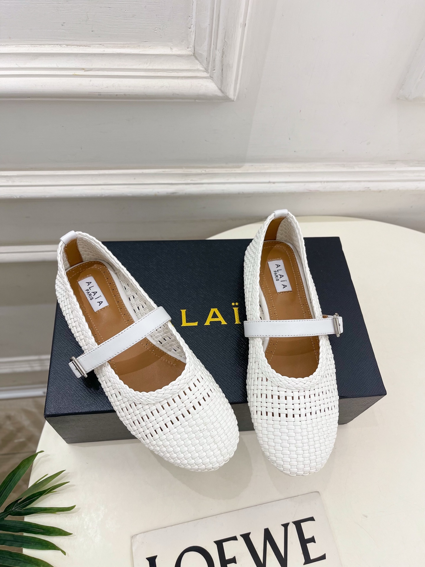 ALAÏA 阿莱亚25SS春夏新品 镂空编织玛丽珍平底鞋
—————————
Alaïa作为这两年最受欢