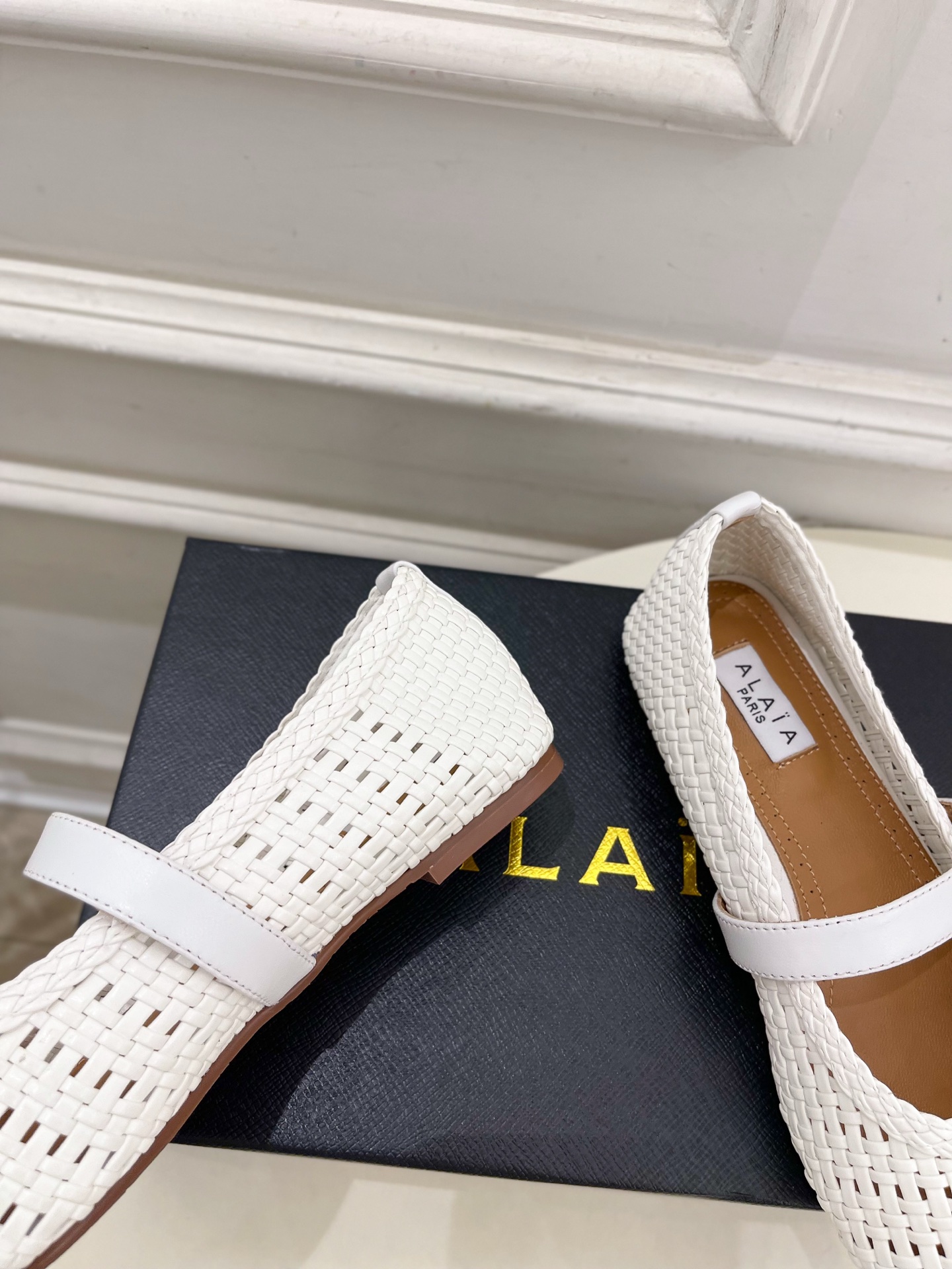 ALAÏA 阿莱亚25SS春夏新品 镂空编织玛丽珍平底鞋
—————————
Alaïa作为这两年最受欢