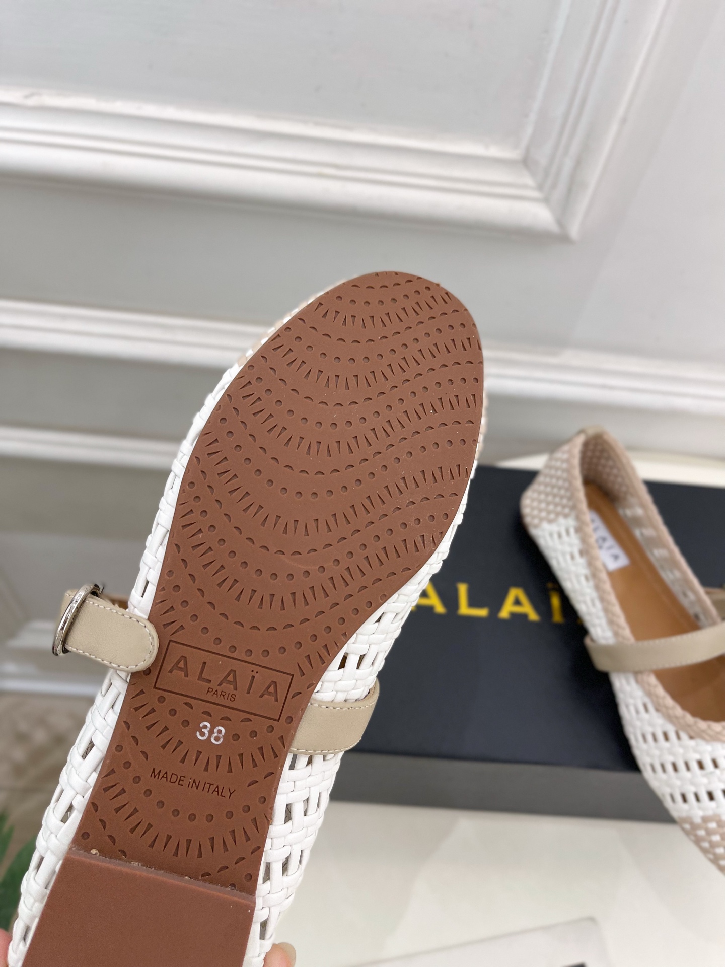 ALAÏA 阿莱亚25SS春夏新品 镂空编织玛丽珍平底鞋
—————————
Alaïa作为这两年最受欢