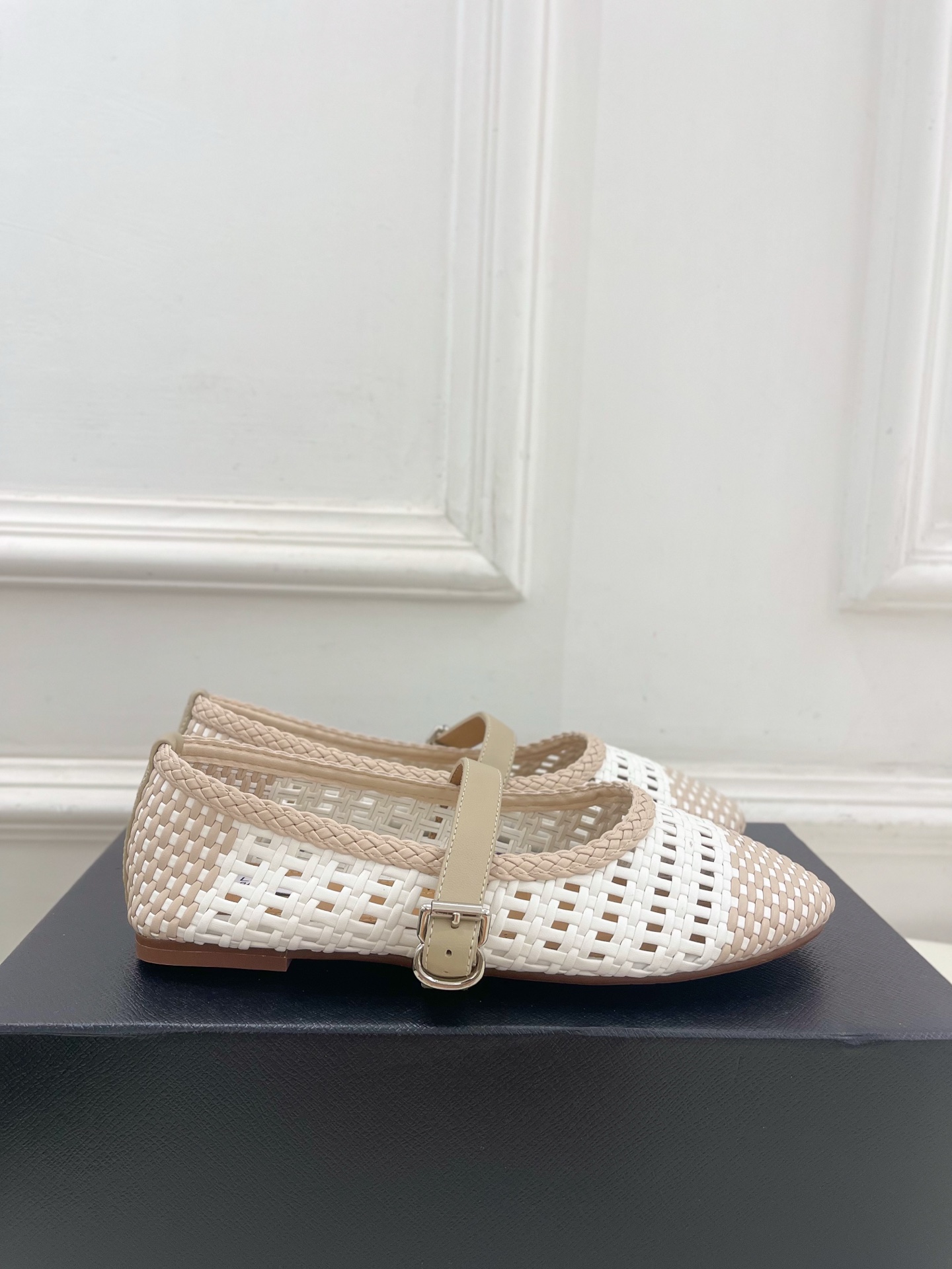 ALAÏA 阿莱亚25SS春夏新品 镂空编织玛丽珍平底鞋
—————————
Alaïa作为这两年最受欢