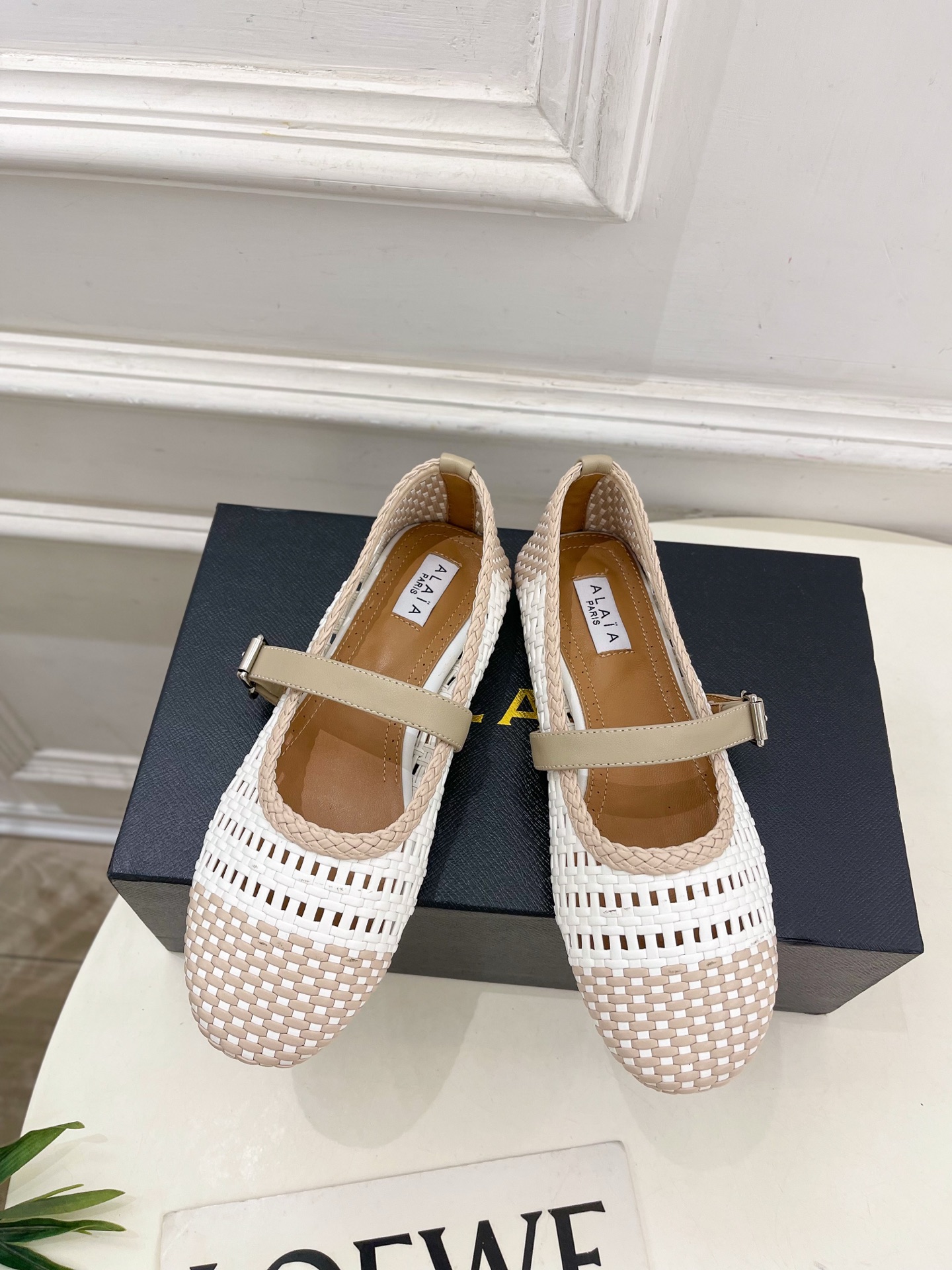 ALAÏA 阿莱亚25SS春夏新品 镂空编织玛丽珍平底鞋
—————————
Alaïa作为这两年最受欢