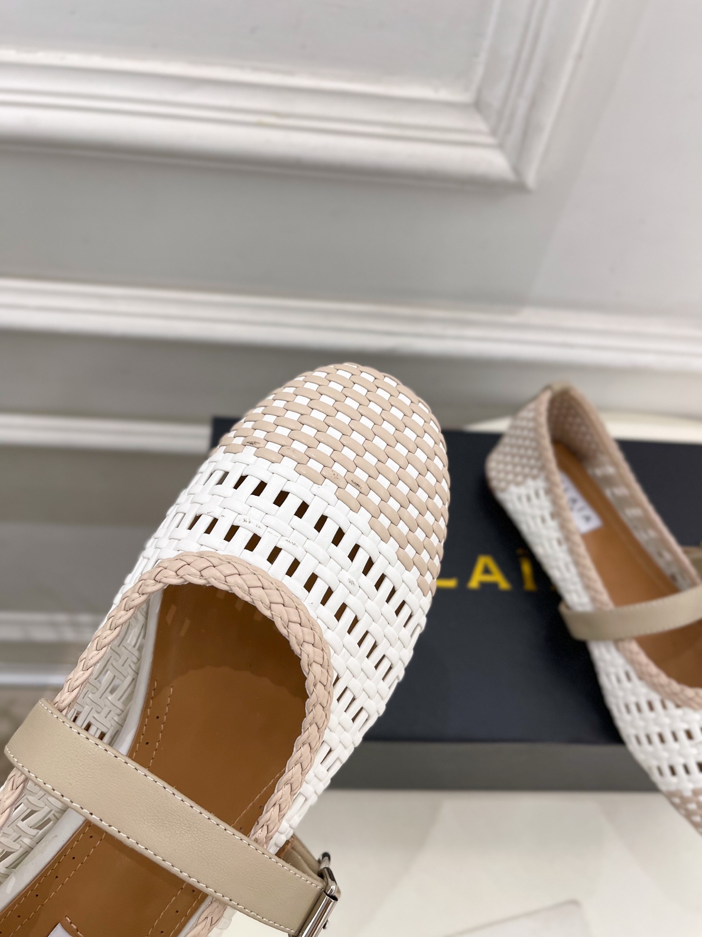 ALAÏA 阿莱亚25SS春夏新品 镂空编织玛丽珍平底鞋
—————————
Alaïa作为这两年最受欢