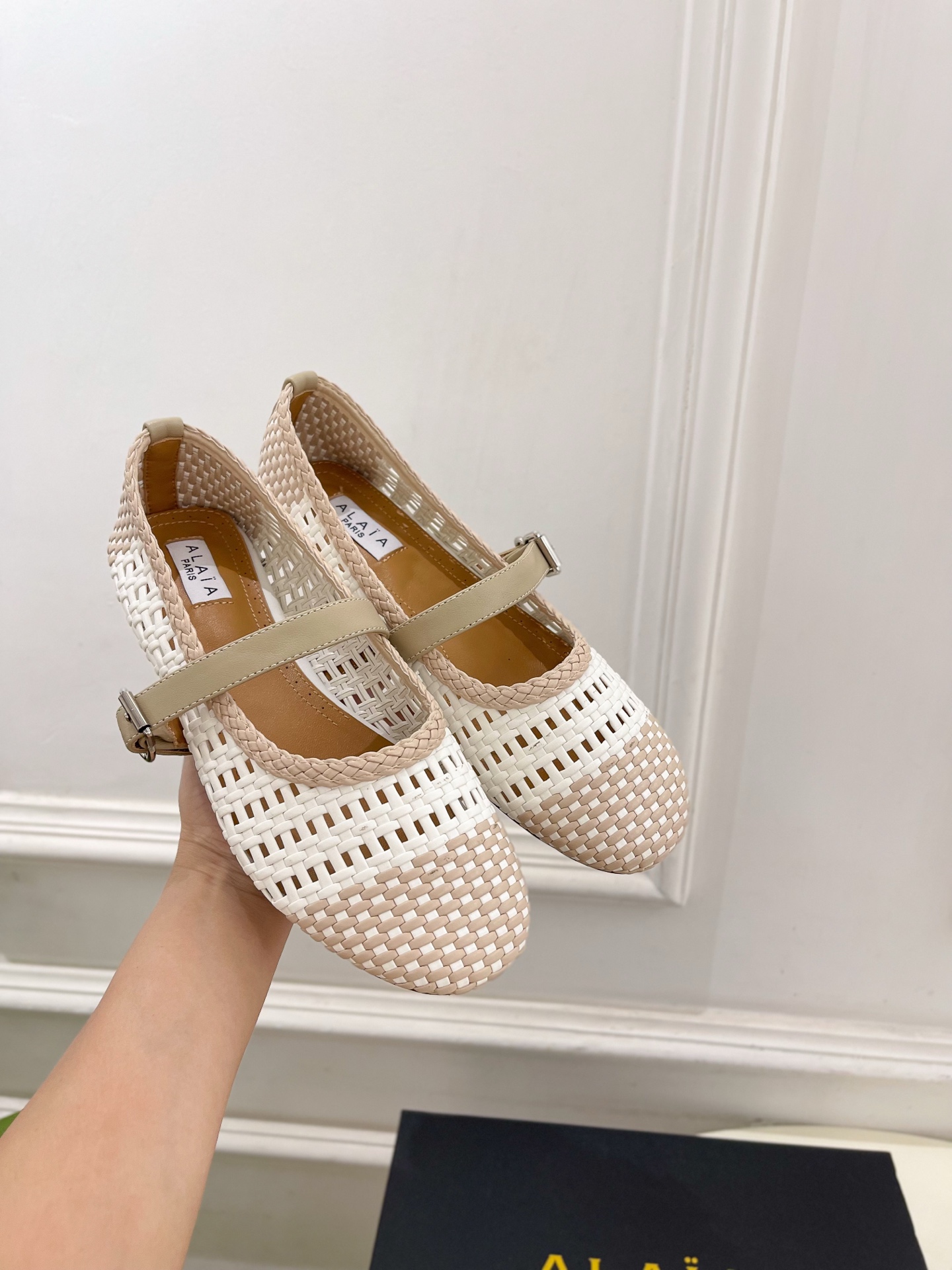 ALAÏA 阿莱亚25SS春夏新品 镂空编织玛丽珍平底鞋
—————————
Alaïa作为这两年最受欢