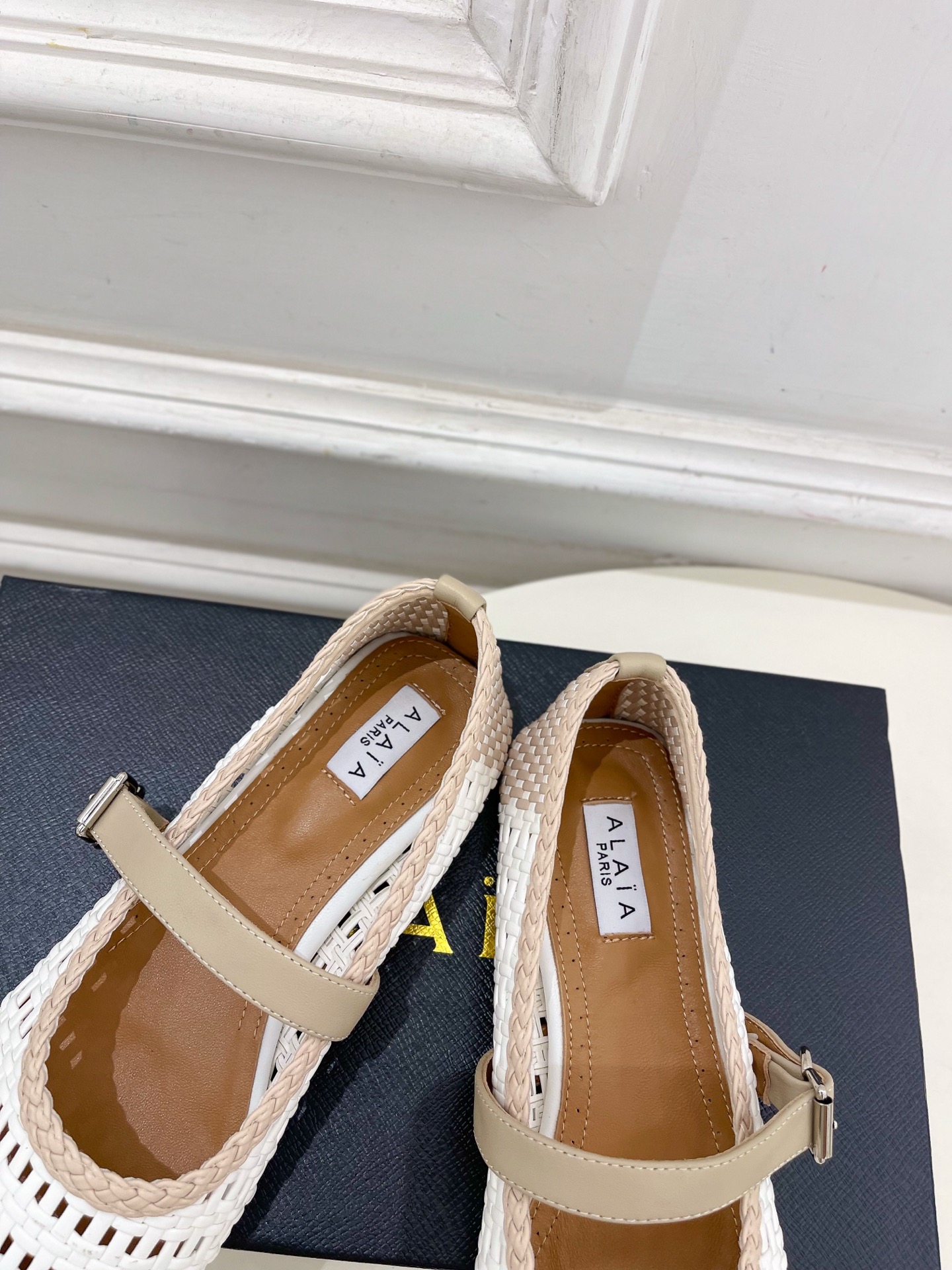 ALAÏA 阿莱亚25SS春夏新品 镂空编织玛丽珍平底鞋
—————————
Alaïa作为这两年最受欢