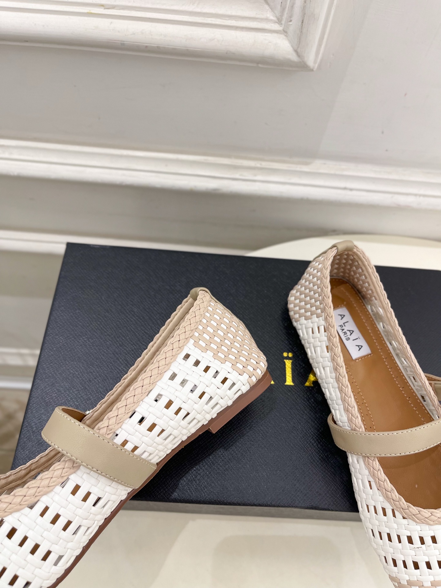 ALAÏA 阿莱亚25SS春夏新品 镂空编织玛丽珍平底鞋
—————————
Alaïa作为这两年最受欢