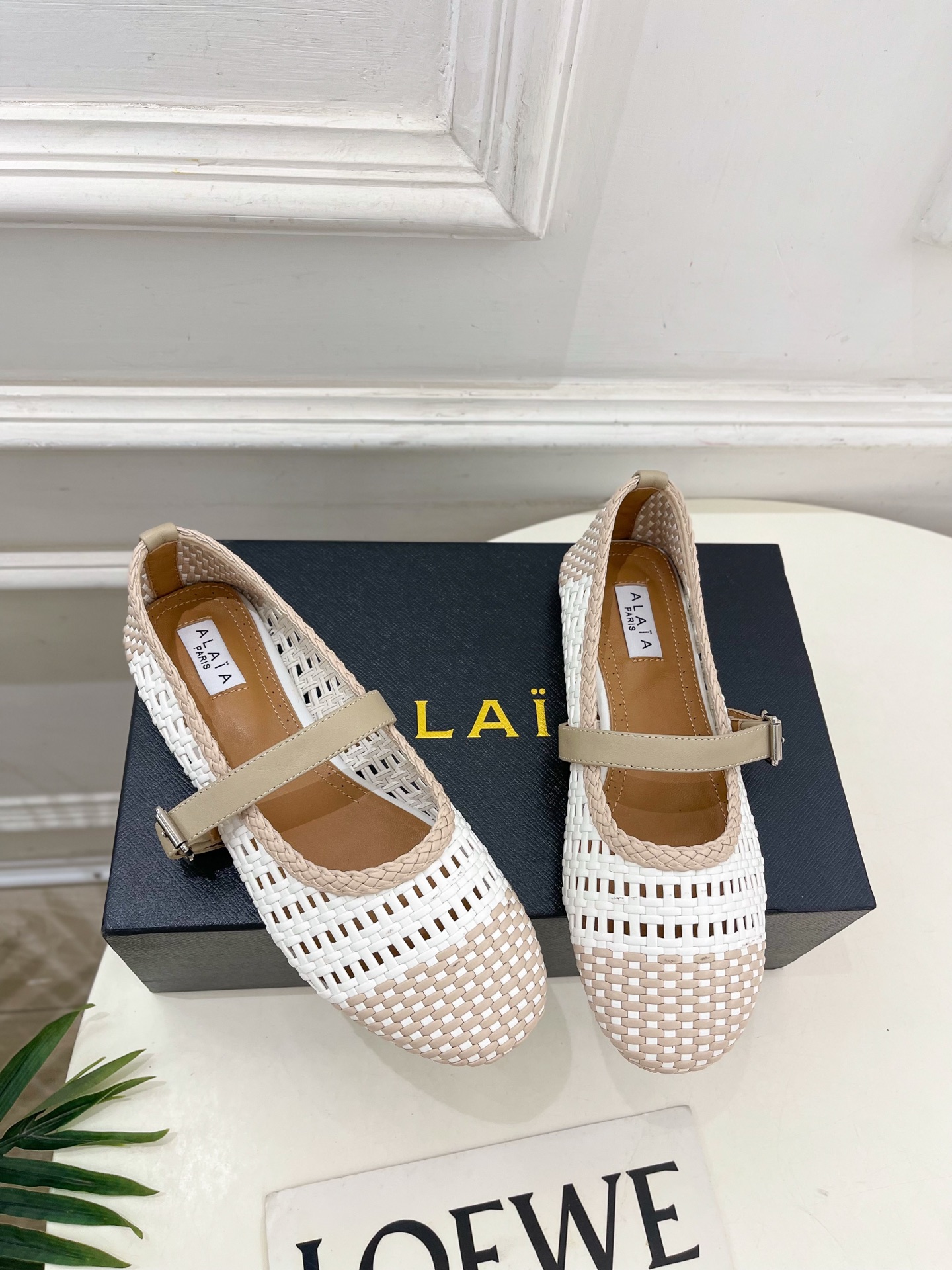 ALAÏA 阿莱亚25SS春夏新品 镂空编织玛丽珍平底鞋
—————————
Alaïa作为这两年最受欢