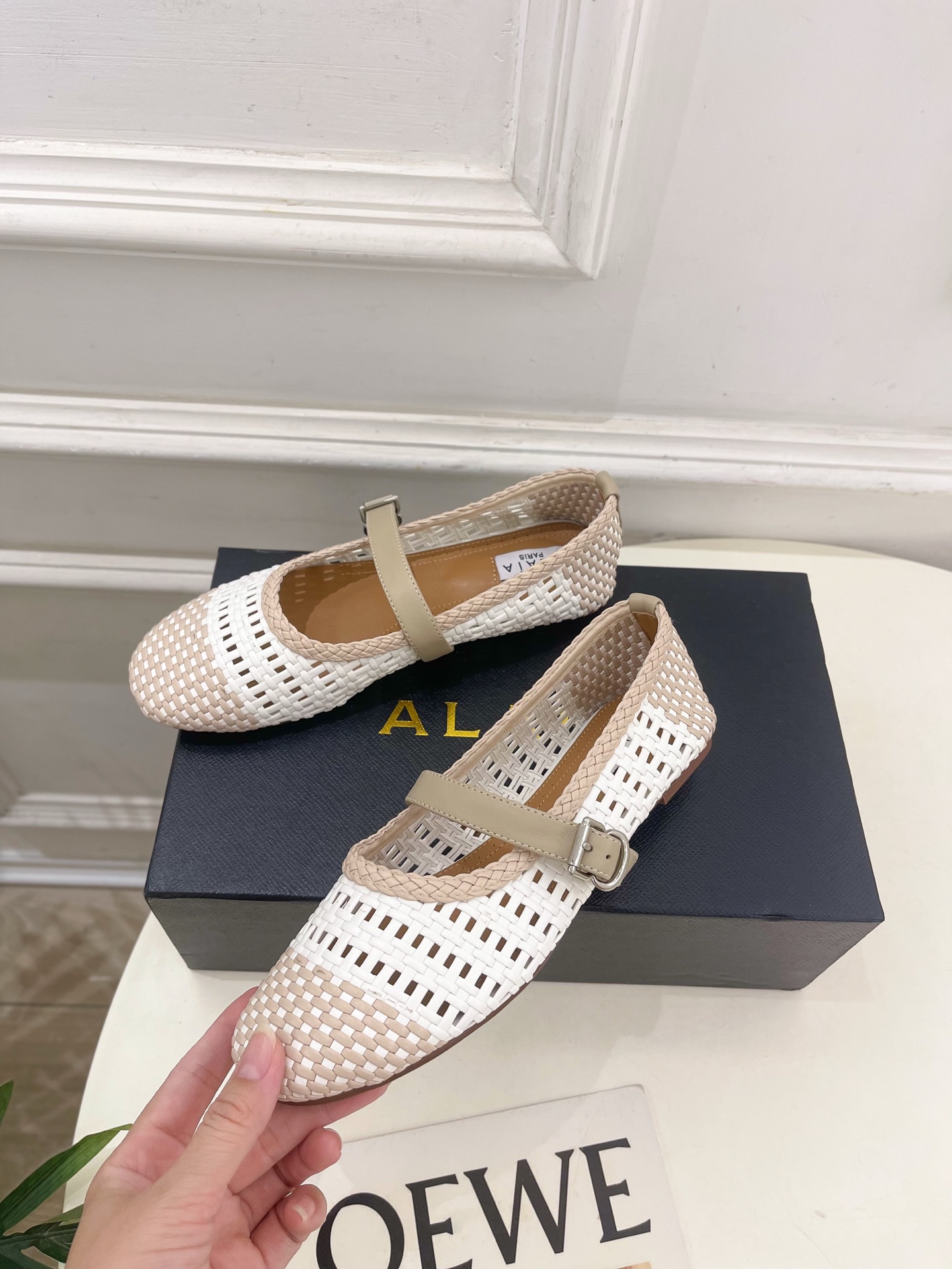 ALAÏA 阿莱亚25SS春夏新品 镂空编织玛丽珍平底鞋
—————————
Alaïa作为这两年最受欢