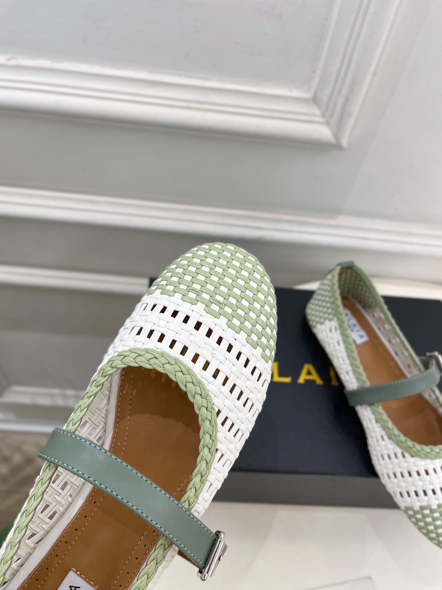 ALAÏA 阿莱亚25SS春夏新品 镂空编织玛丽珍平底鞋
—————————
Alaïa作为这两年最受欢