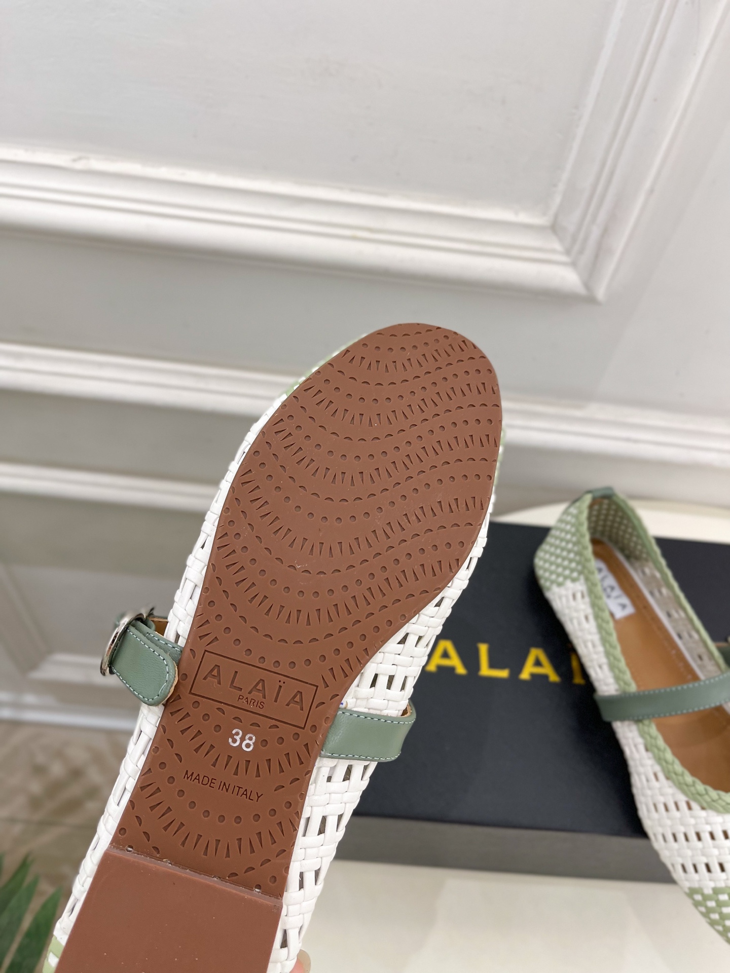 ALAÏA 阿莱亚25SS春夏新品 镂空编织玛丽珍平底鞋
—————————
Alaïa作为这两年最受欢