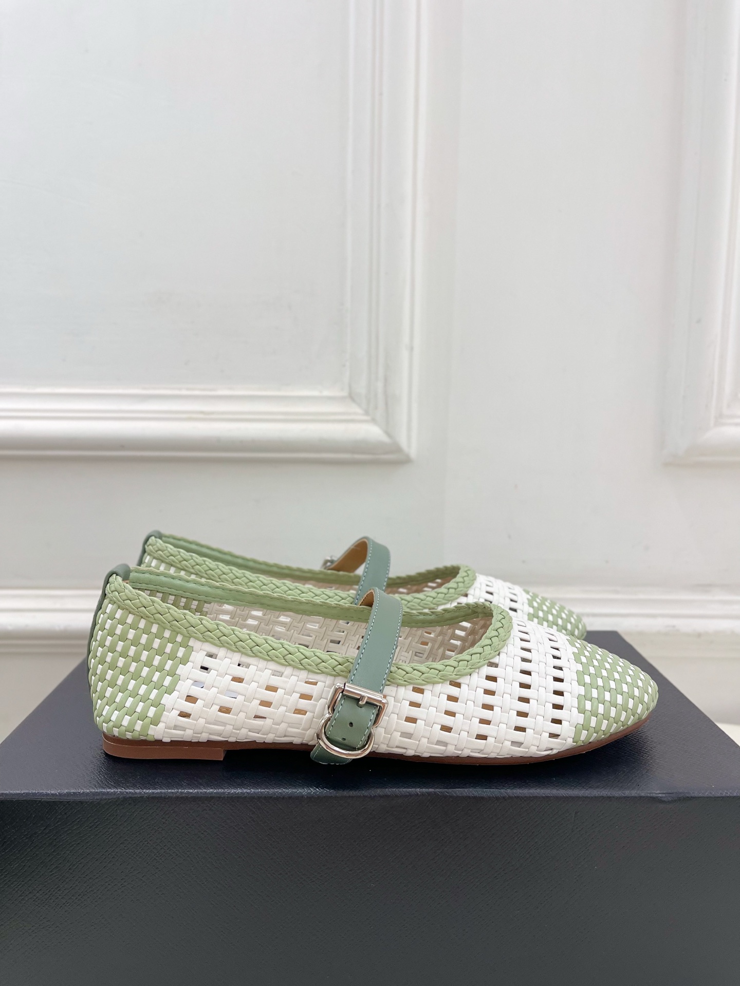 ALAÏA 阿莱亚25SS春夏新品 镂空编织玛丽珍平底鞋
—————————
Alaïa作为这两年最受欢