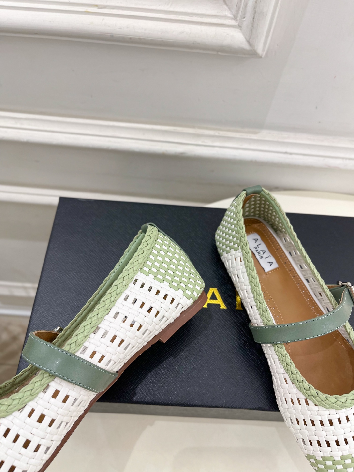 ALAÏA 阿莱亚25SS春夏新品 镂空编织玛丽珍平底鞋
—————————
Alaïa作为这两年最受欢