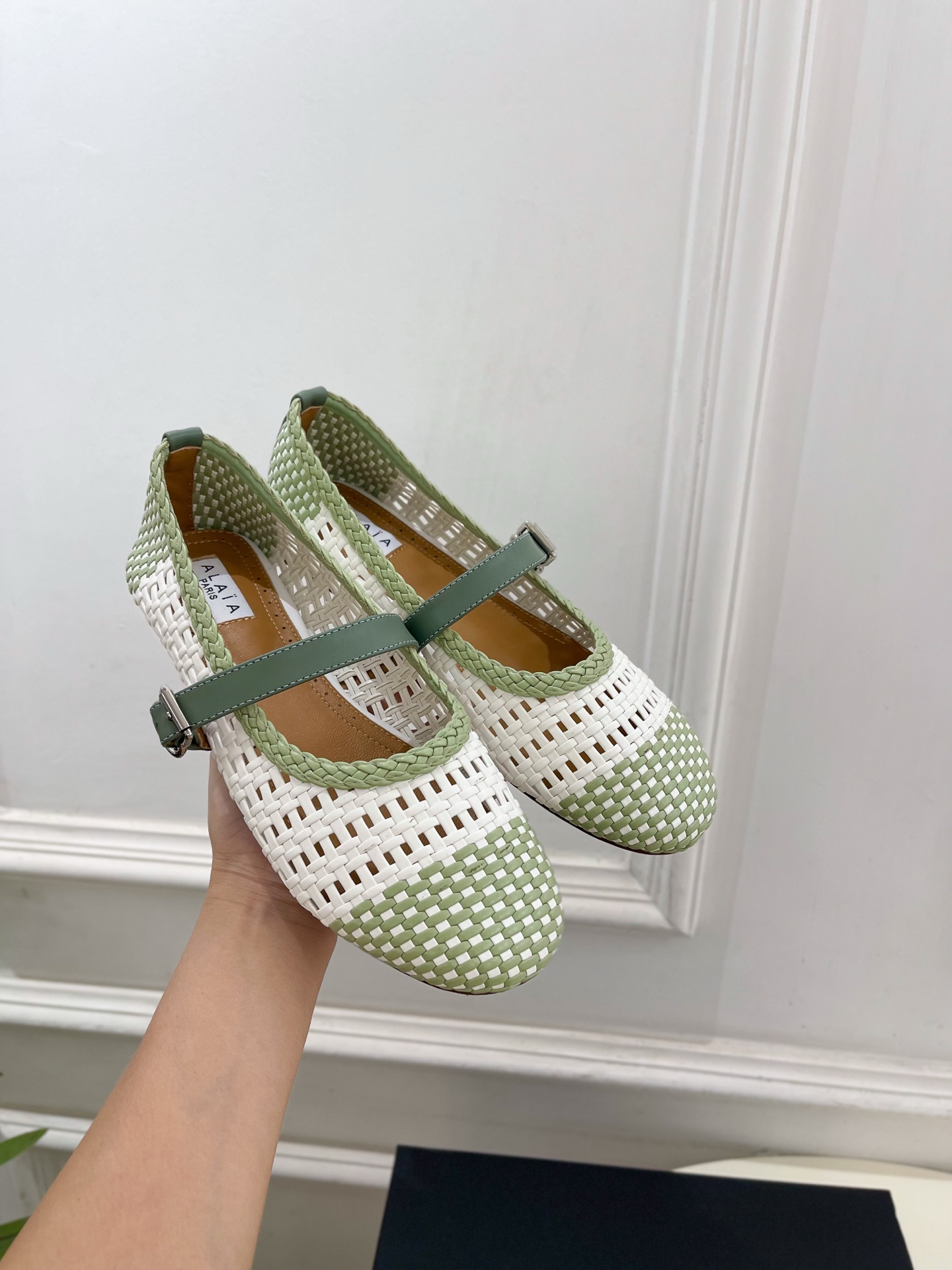 ALAÏA 阿莱亚25SS春夏新品 镂空编织玛丽珍平底鞋
—————————
Alaïa作为这两年最受欢