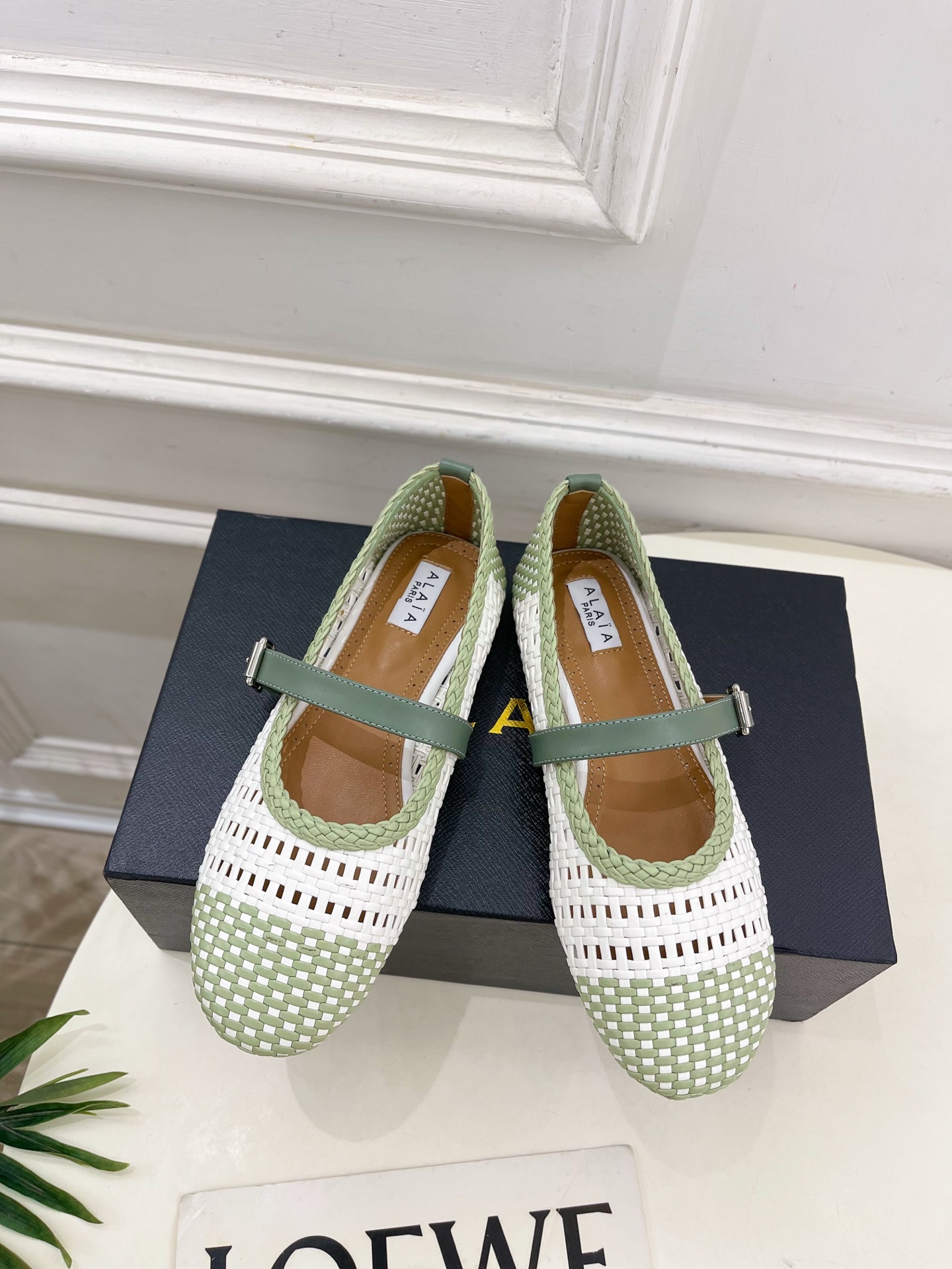 ALAÏA 阿莱亚25SS春夏新品 镂空编织玛丽珍平底鞋
—————————
Alaïa作为这两年最受欢