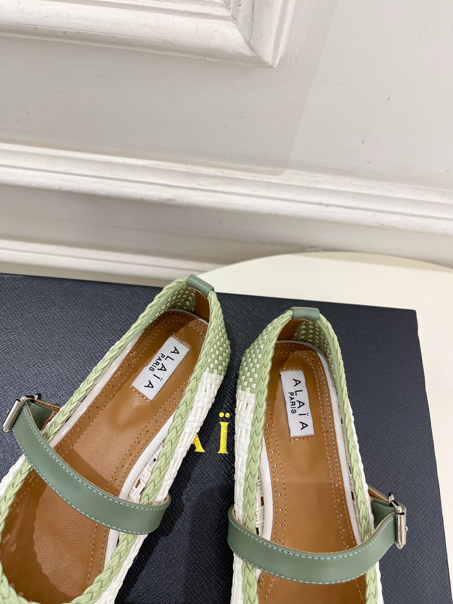 ALAÏA 阿莱亚25SS春夏新品 镂空编织玛丽珍平底鞋
—————————
Alaïa作为这两年最受欢