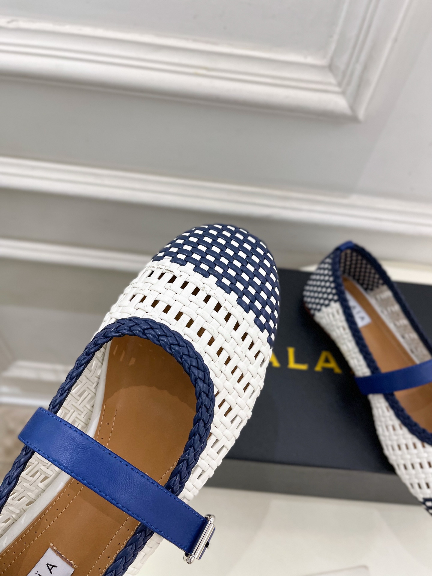 ALAÏA 阿莱亚25SS春夏新品 镂空编织玛丽珍平底鞋
—————————
Alaïa作为这两年最受欢