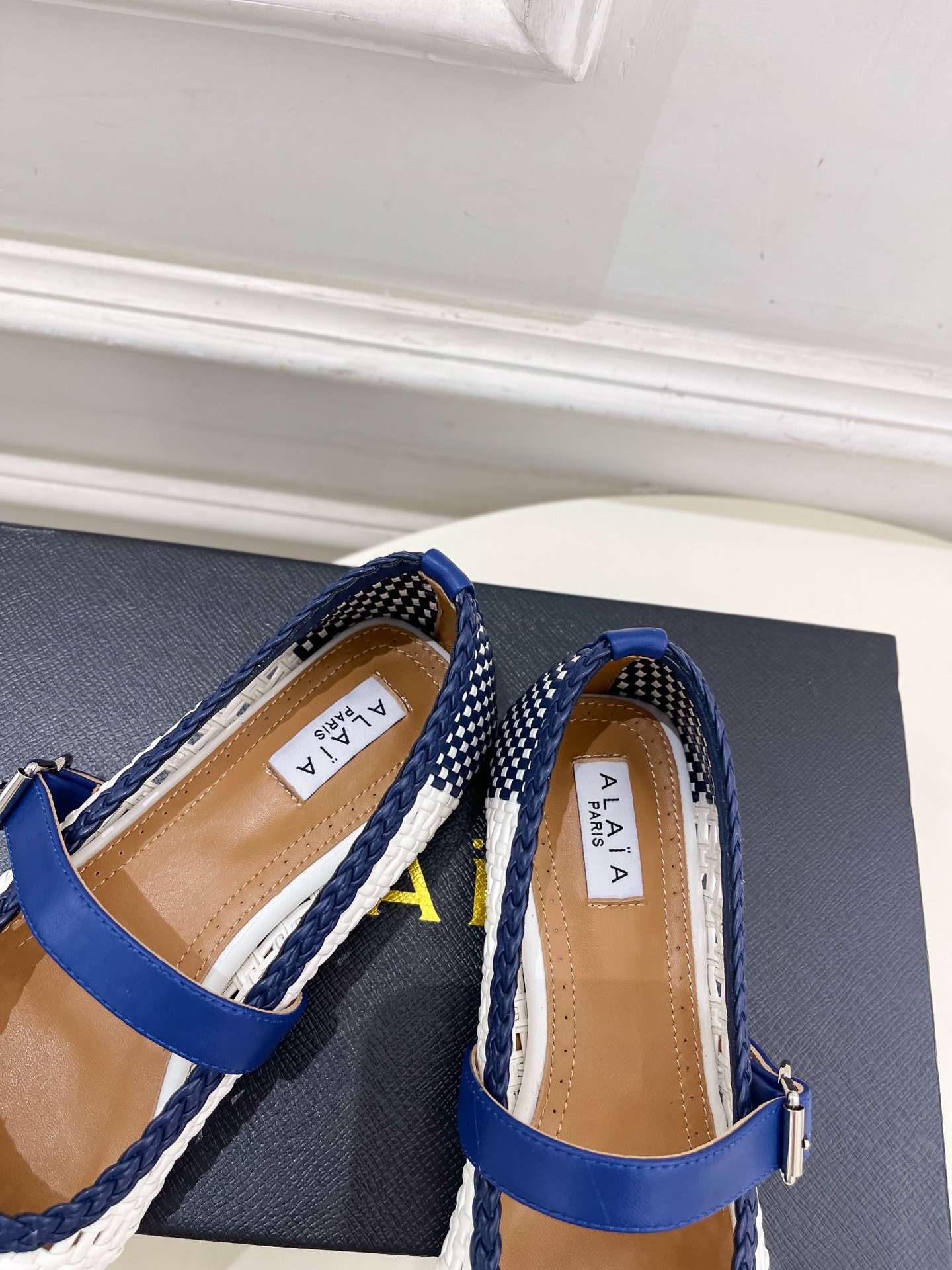 ALAÏA 阿莱亚25SS春夏新品 镂空编织玛丽珍平底鞋
—————————
Alaïa作为这两年最受欢