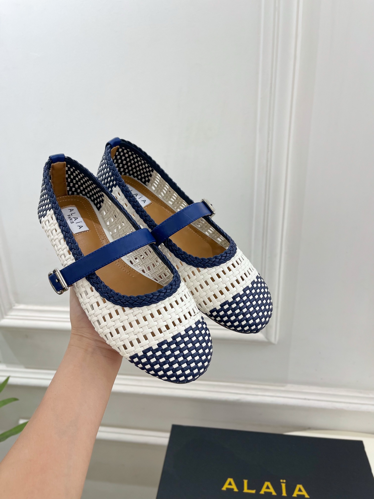 ALAÏA 阿莱亚25SS春夏新品 镂空编织玛丽珍平底鞋
—————————
Alaïa作为这两年最受欢