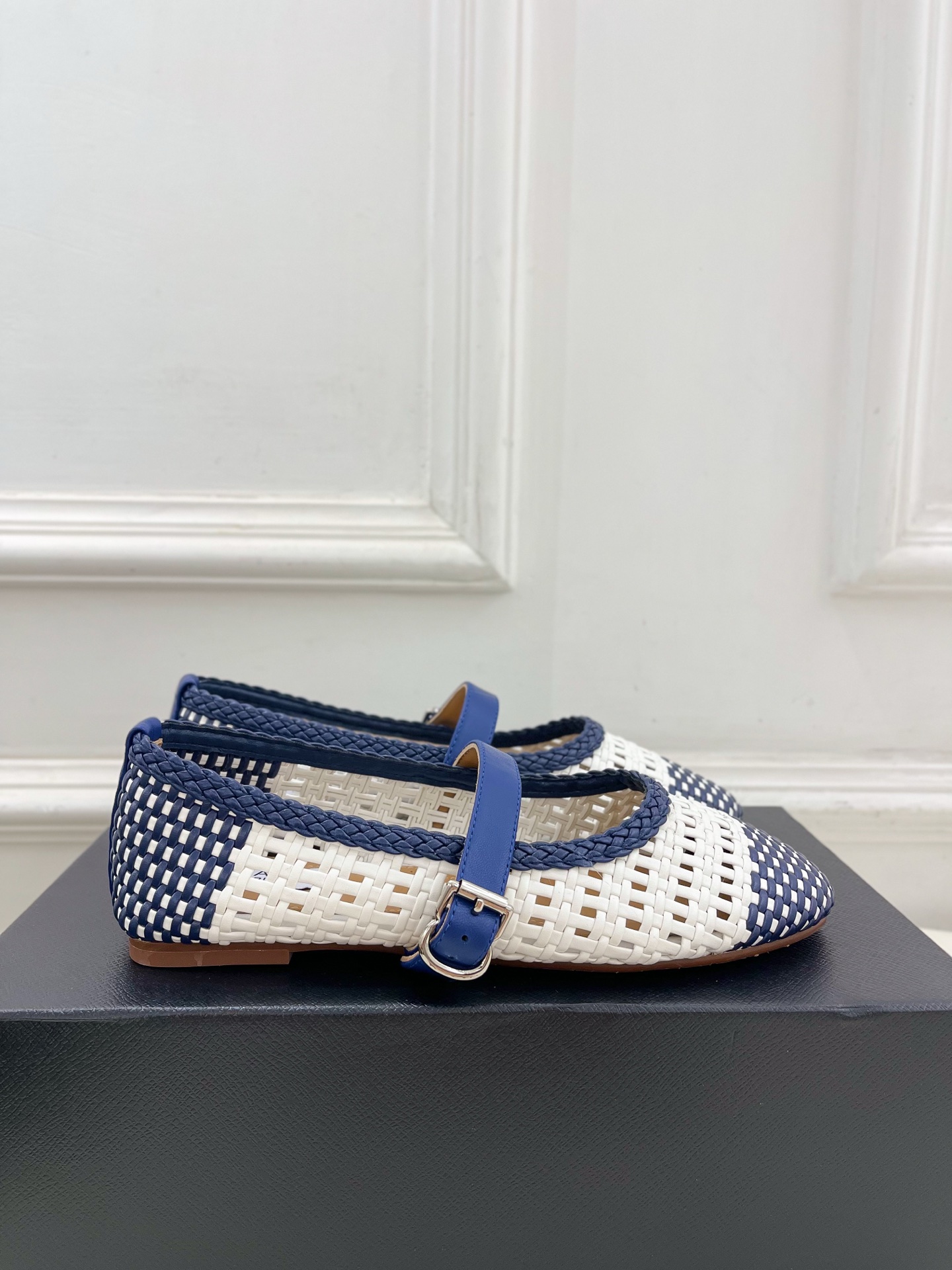 ALAÏA 阿莱亚25SS春夏新品 镂空编织玛丽珍平底鞋
—————————
Alaïa作为这两年最受欢