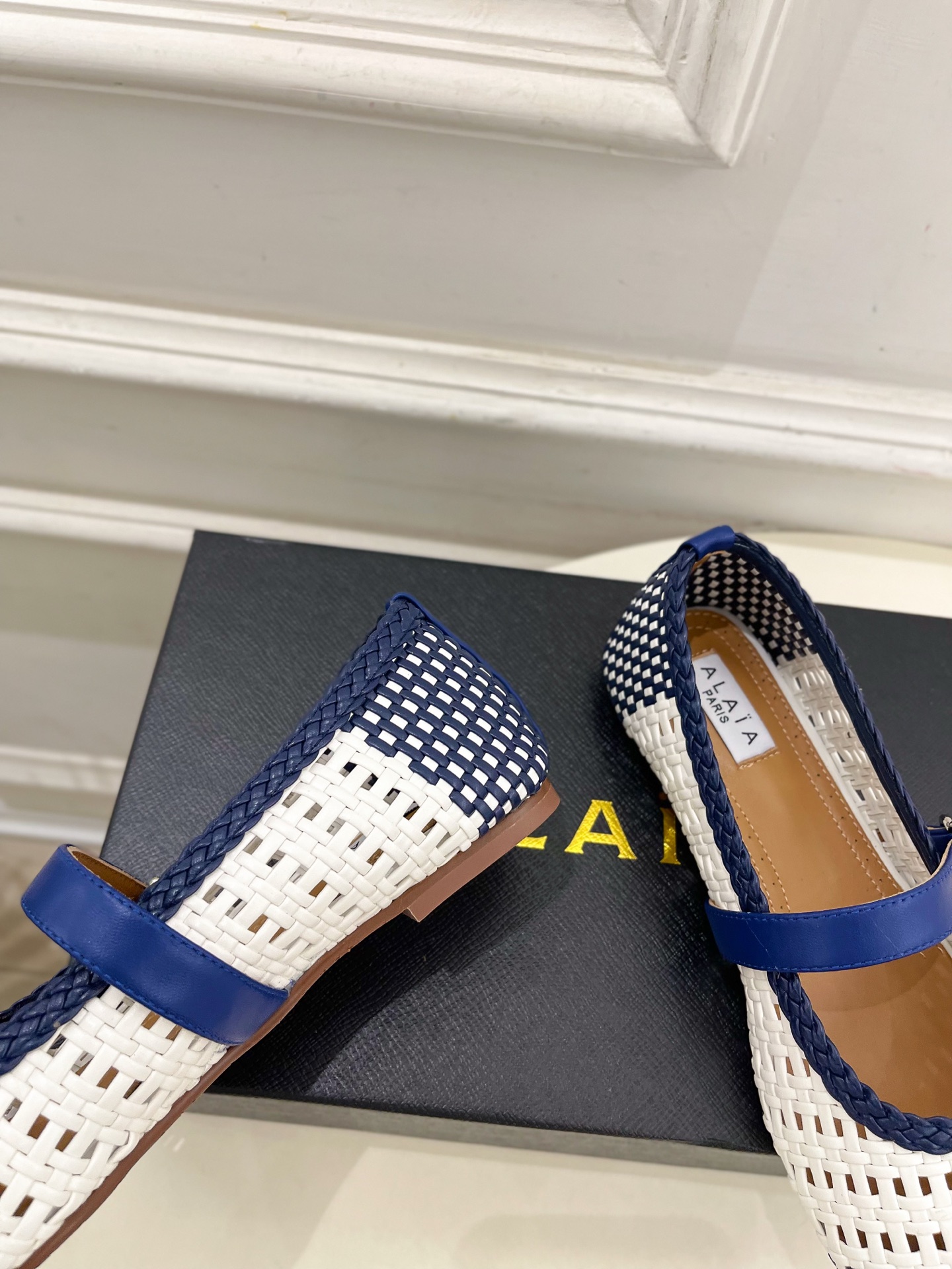 ALAÏA 阿莱亚25SS春夏新品 镂空编织玛丽珍平底鞋
—————————
Alaïa作为这两年最受欢