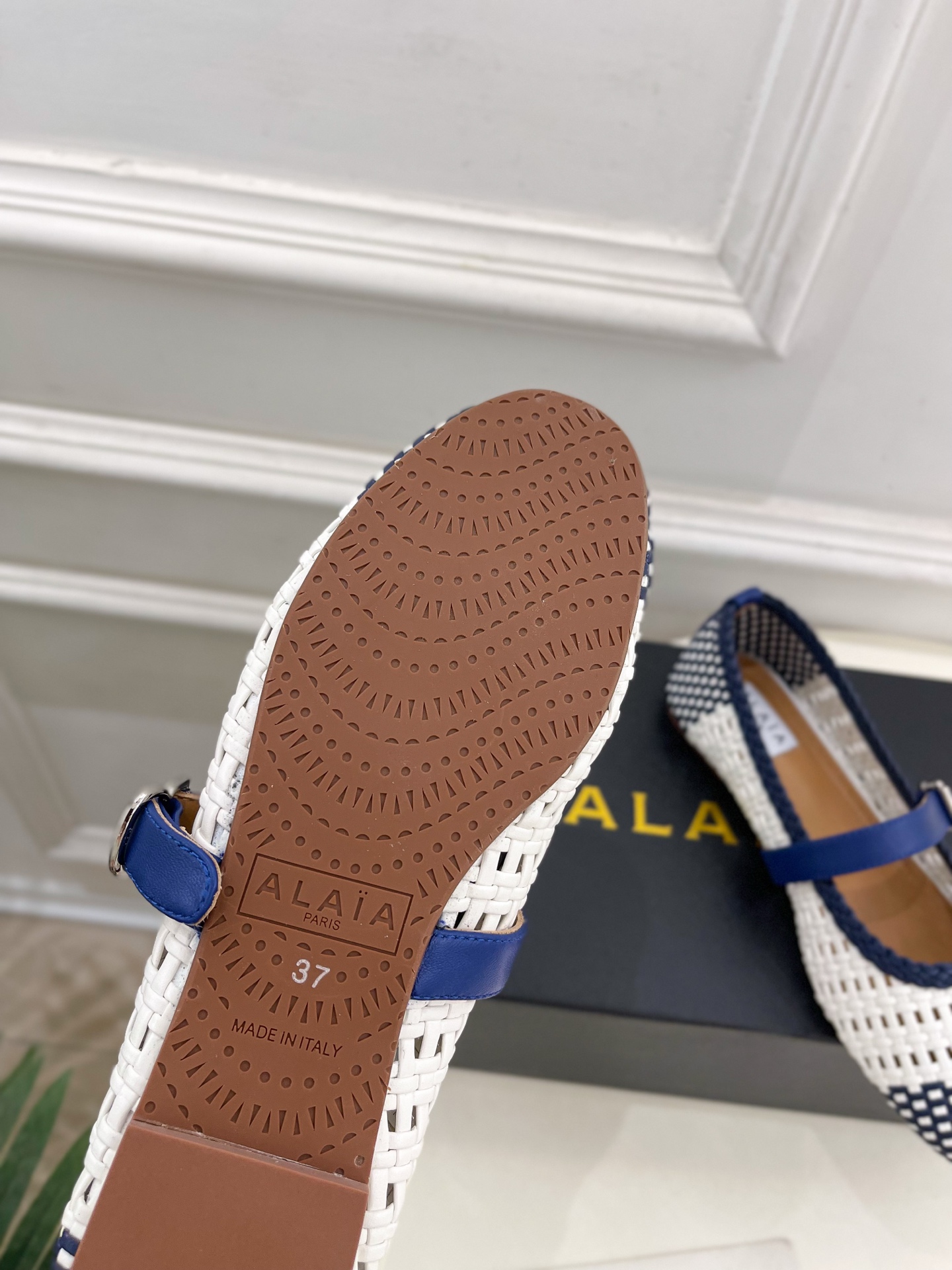 ALAÏA 阿莱亚25SS春夏新品 镂空编织玛丽珍平底鞋
—————————
Alaïa作为这两年最受欢