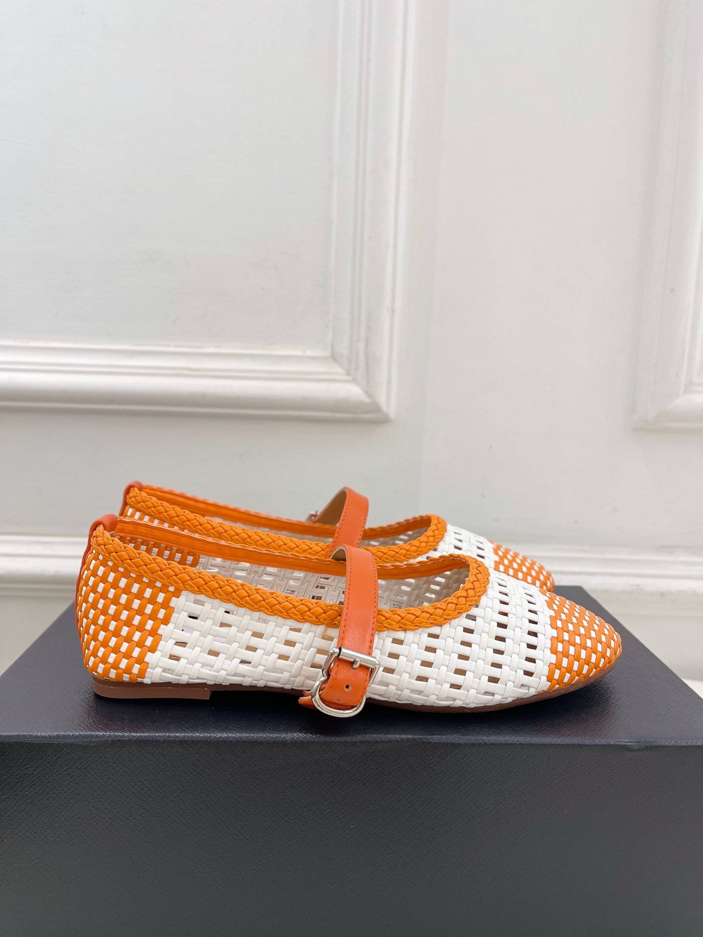 ALAÏA 阿莱亚25SS春夏新品 镂空编织玛丽珍平底鞋
—————————
Alaïa作为这两年最受欢